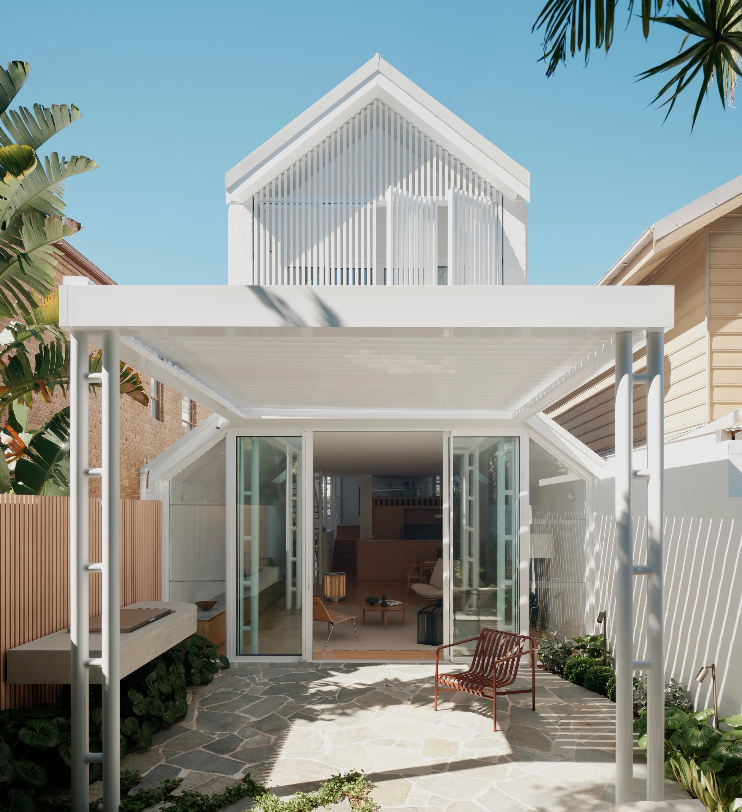 Choose Life by @killingmattwoods reawakens a 1980s Peter Stronach home in Bronte, where daylight, honey-toned joinery and a new sense of calm carry through all three levels. 

Read more through the link in bio ☁️

📷 @dave_wheeler 
Styling @hollyirvi