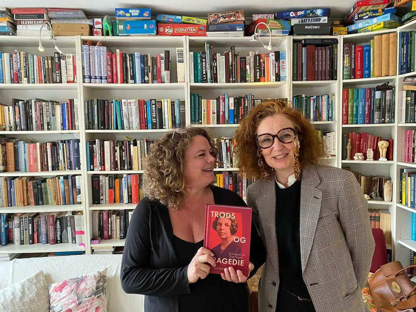S&aring; er jeg endelig i gang med interviews og podcasts - elsker det. Ugen er sp&aelig;kket med gode optagelser og jeg begyndte i g&aring;r hos historiker @sofie_lene_bak hvis biografi om Olga Eggers netop er udkommet og allerede har f&aring;et for