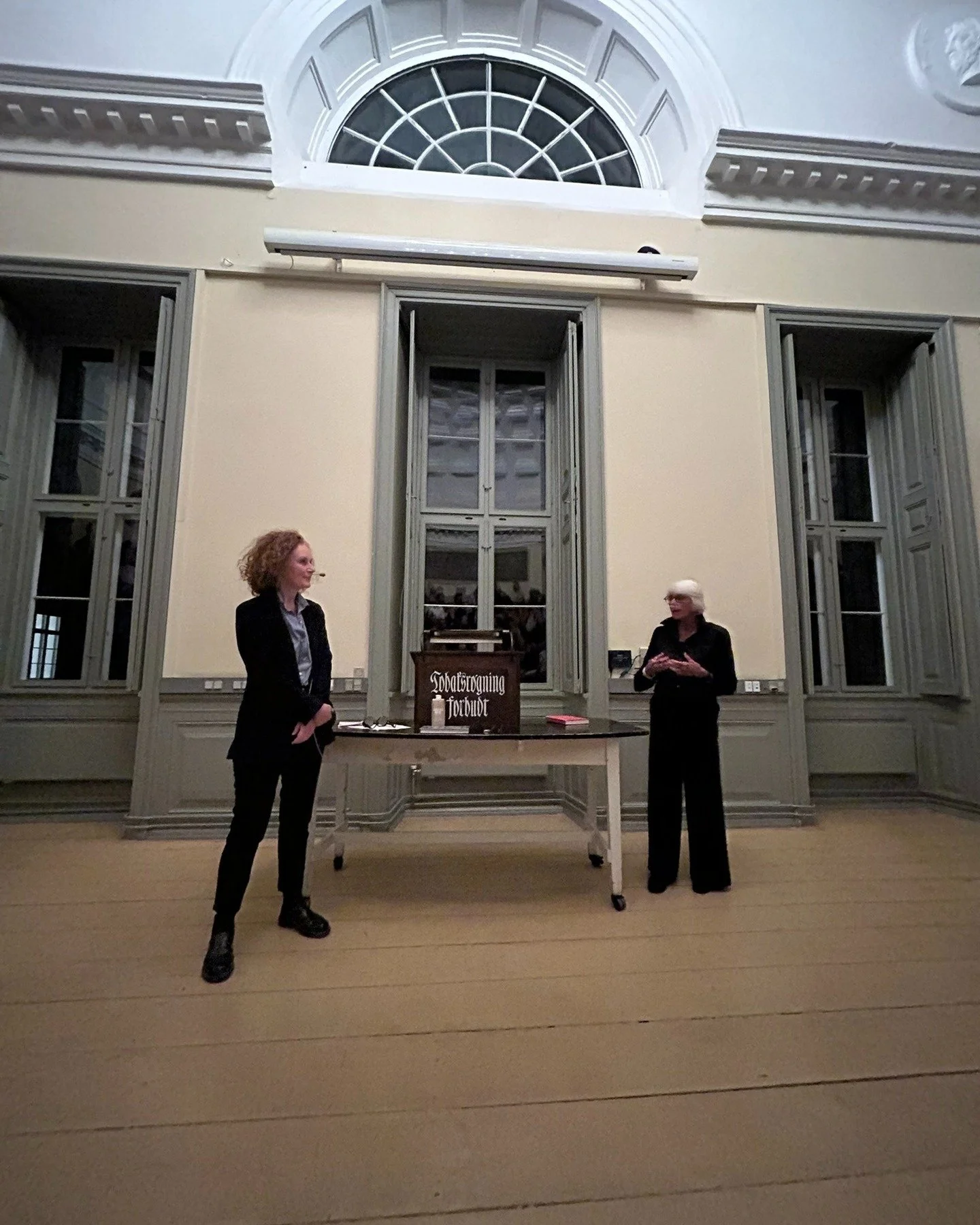 Historiker-showgirls og fuldt hus i g&aring;r aftes p&aring; @medicinskmuseion hvor @birgittepossing og jeg havde en sk&oslash;n aften med Argumenter mod kvinder, Nielsine Nielsen og fuld sal i det smukke auditorium.