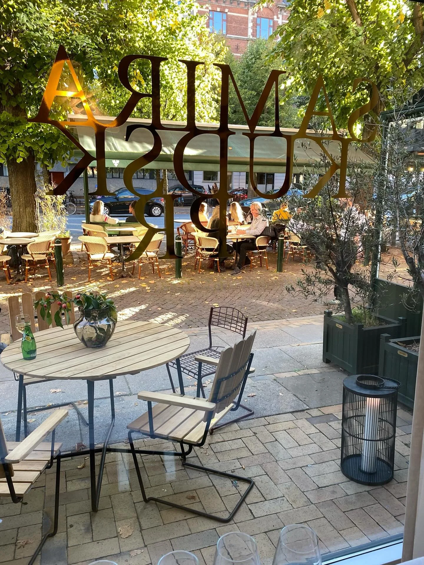 Ugebladene faldt allerede i sidste uge 🌳 
🍁P&aring; Frederiksberg Alle, hvor sollyset faldt s&aring; smukt, da @rigetta_klint lancerede nyt nummer af H&aring;ndv&aelig;rk. Hun skaber det ene smukke magasin efter det andet fyldt med historier om &ae
