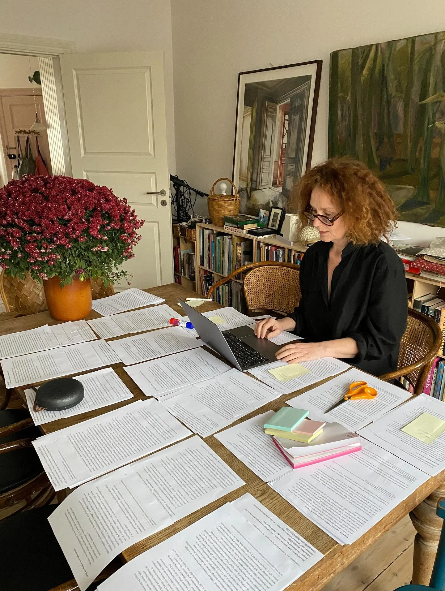 🍂blade fra en uge, der mest er blevet tilbragt ved bordet. Gennemskrivning og de s&aelig;dvanlige op- og nedture med et manus, der n&aelig;rmer sig en afslutning.
🍁En afbrydelse var mandag, der bragte mig til Fyn og interview i Asperup, hvor vejen 