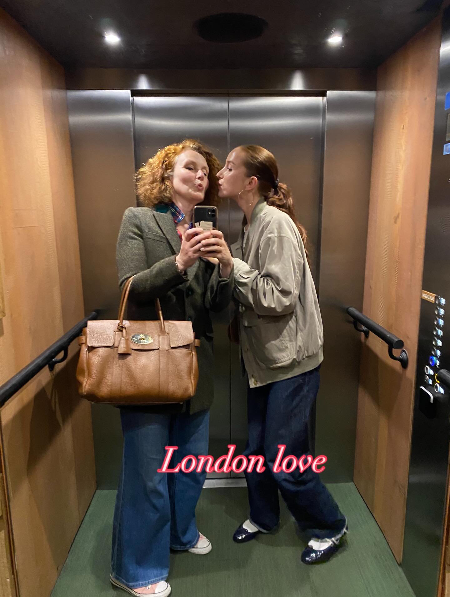 &Aring;rets billeder er fremkaldt og klar til album. Et v&aelig;rre b&oslash;vl men vidunderligt at se, hvor langt og rigt et &aring;r er fra den ene ende til den anden. Travlt og til tider kaotisk, men mest af alt en masse vidunderlige mennesker, op