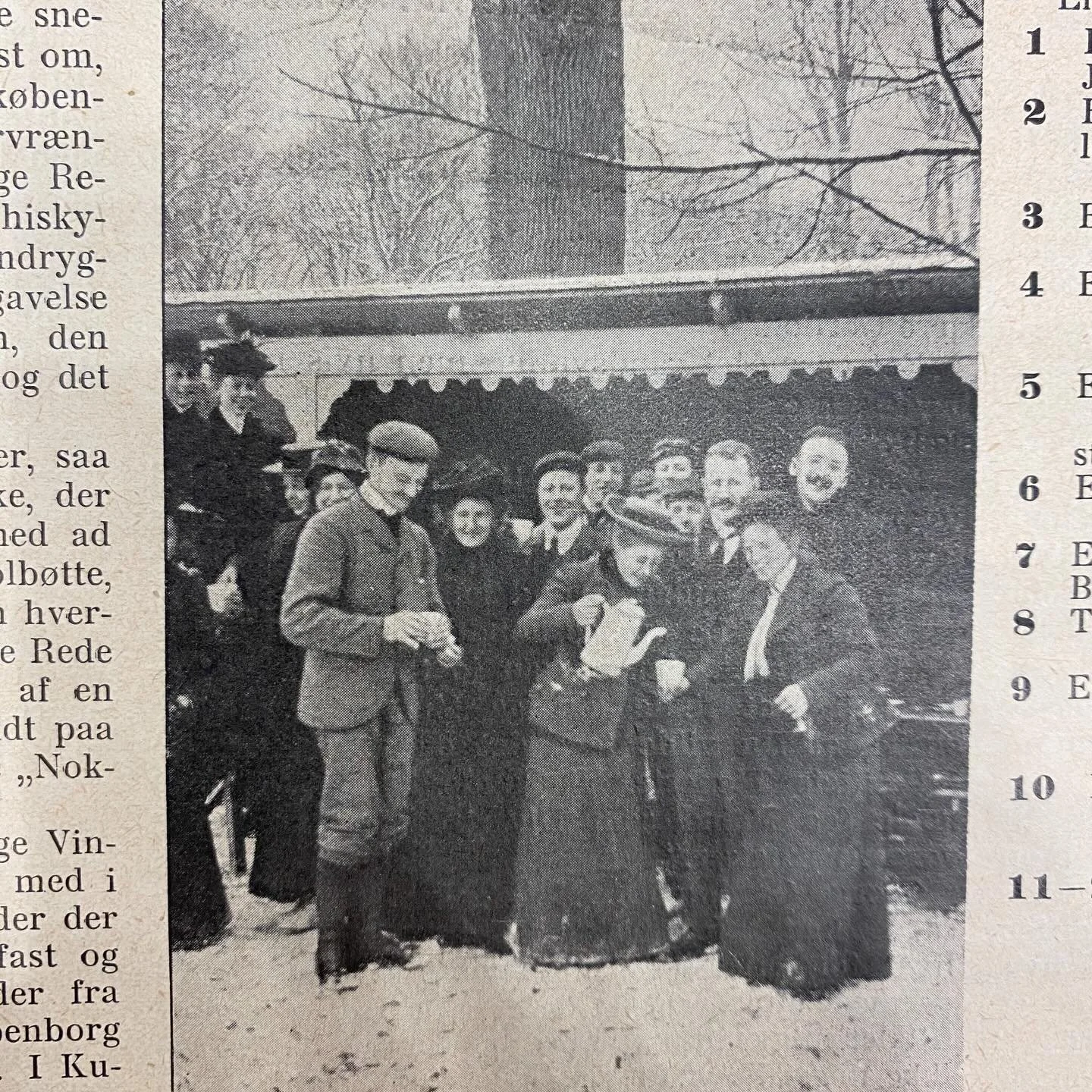 Hvad laver en historiker? Roder rundt i gamle dage, arkiver og ugeblade for at finde lige pr&aelig;cis den ene tekst, der f&aring;r alt til at vende. I jagten p&aring; gammelt guld dukker s&aring; meget andet frem, som denne artikel fra Damernes Blad