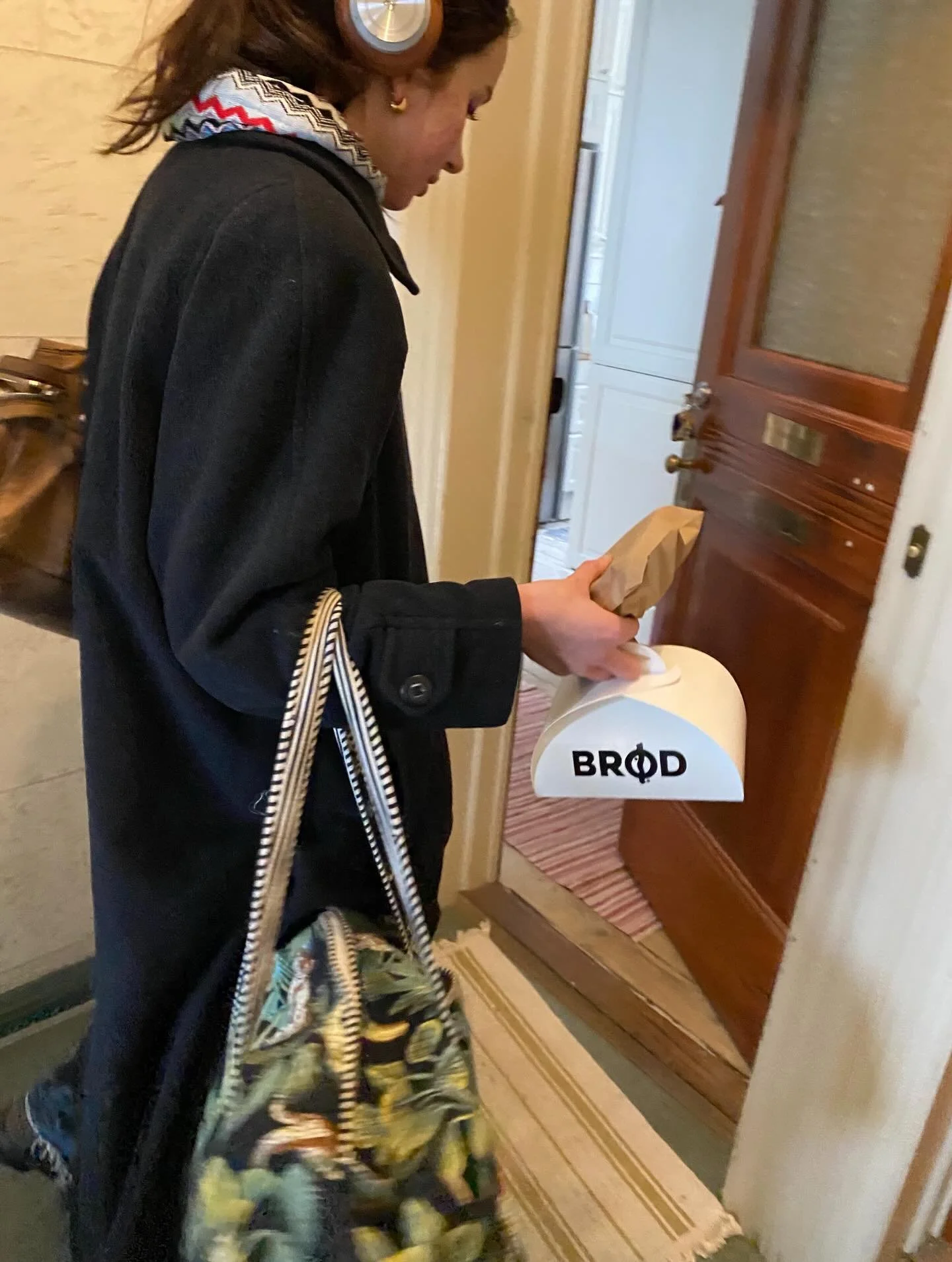 Ugens kj&oslash;benhavnerinde kom i g&aring;r medbringende tasker og kager (jeg er mandelcroissant-damen og det ved hun!) Da hun stod i d&oslash;ren, t&aelig;nkte jeg p&aring; den bog, jeg netop have efterladt oppe p&aring; mit kontor: &ldquo;Kj&osla