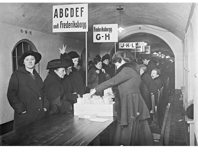 Ingen dag er s&aring; opl&oslash;ftende som valgdag. Gl&aelig;der mig til at krydse og holde valgmiddag i aften - uden fl&aelig;sk! 
N&aring;r der er valg, plejer dette billede at dukke op p&aring; internettet for at vise, hvordan kvinder i gamle dag