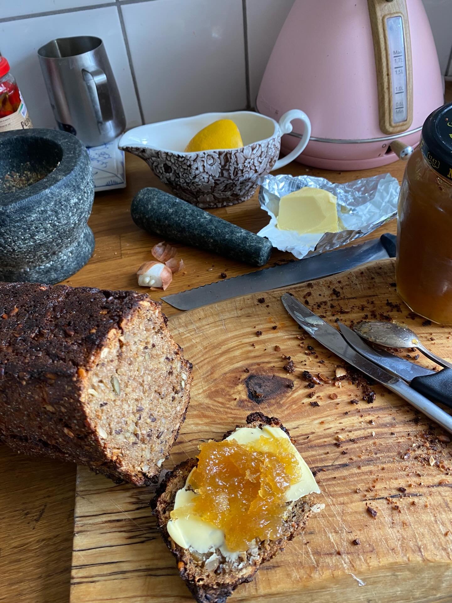 &Aring;rets bedste beslutning har v&aelig;ret at tage livet af al respekt og frygt for rugbr&oslash;dsbagning. Slut med opskrifter og gode r&aring;d. Slut med h&aring;ndtering af surdej som var det k&oslash;kkenlivets Maria Callas. Nu er det l&oslash