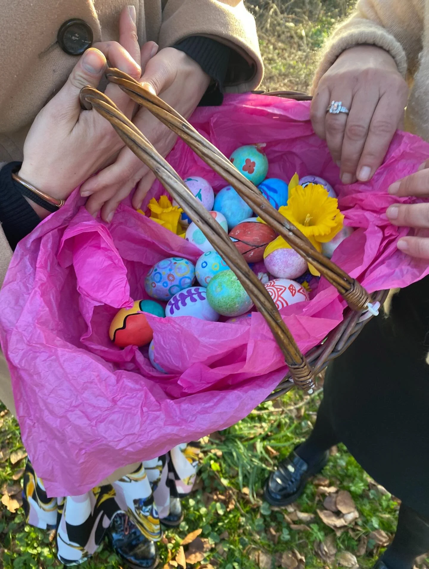 P&aring;ske var det: Fyn, familie, hunde og dejlige mennesker alle vegne. Den lange fredag. Stabat Mater. Lam. Ramsl&oslash;g og den hvide skovbund. Den smukkeste g&aring;rd, champagne og p&aring;ske&aelig;g i krattet. I dag: Fejring af 21 fine &arin