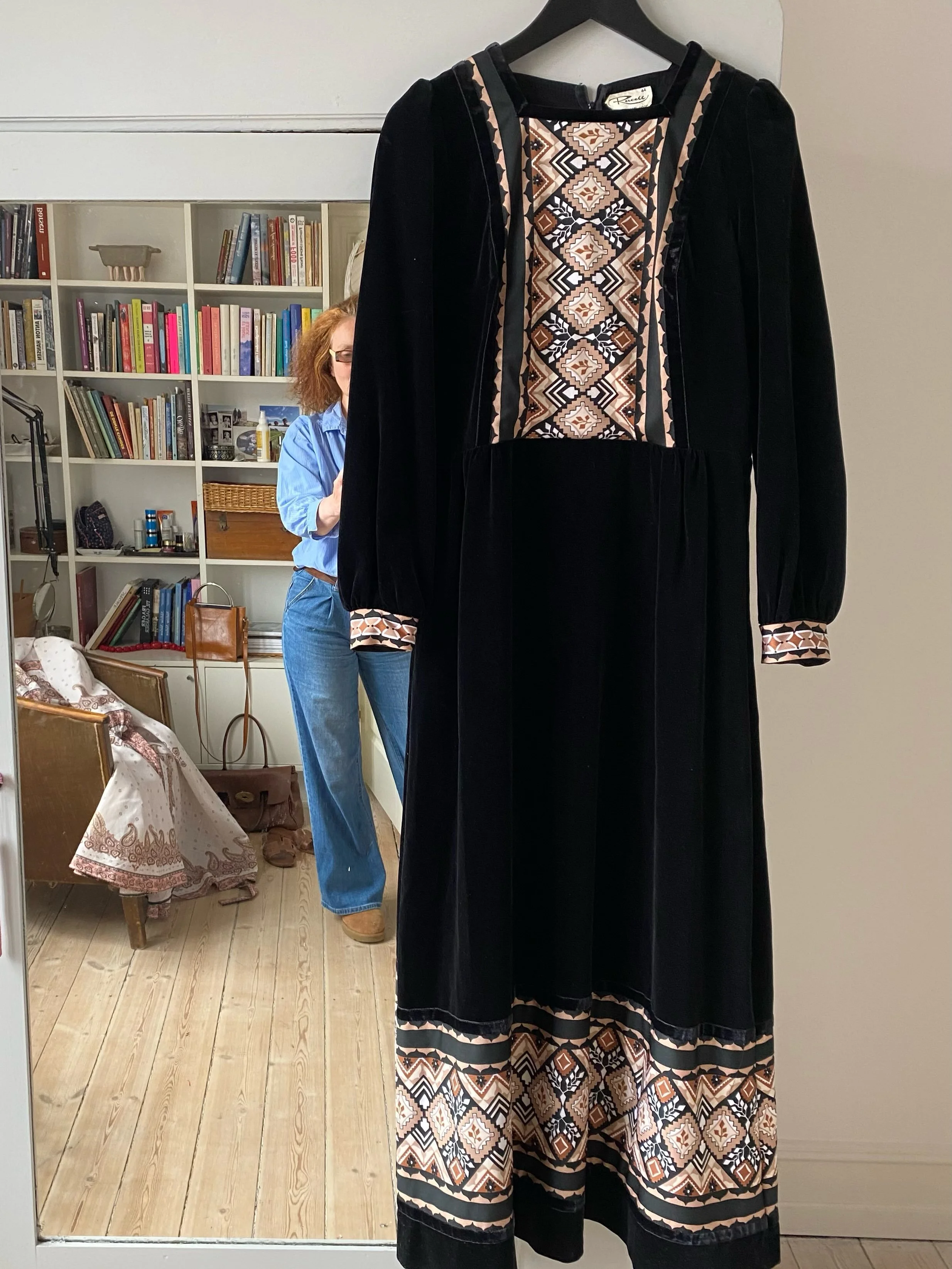 Sidste &aring;r var jeg i London, og hos @libertylondon hang de smukkeste (og dyreste) velourkjoler. Det er sj&aelig;ldent, at jeg i den grad falder for noget fra bekl&aelig;dningsindustrien (bortset fra alt i tweed) men da jeg s&aring; gr&oslash;nne