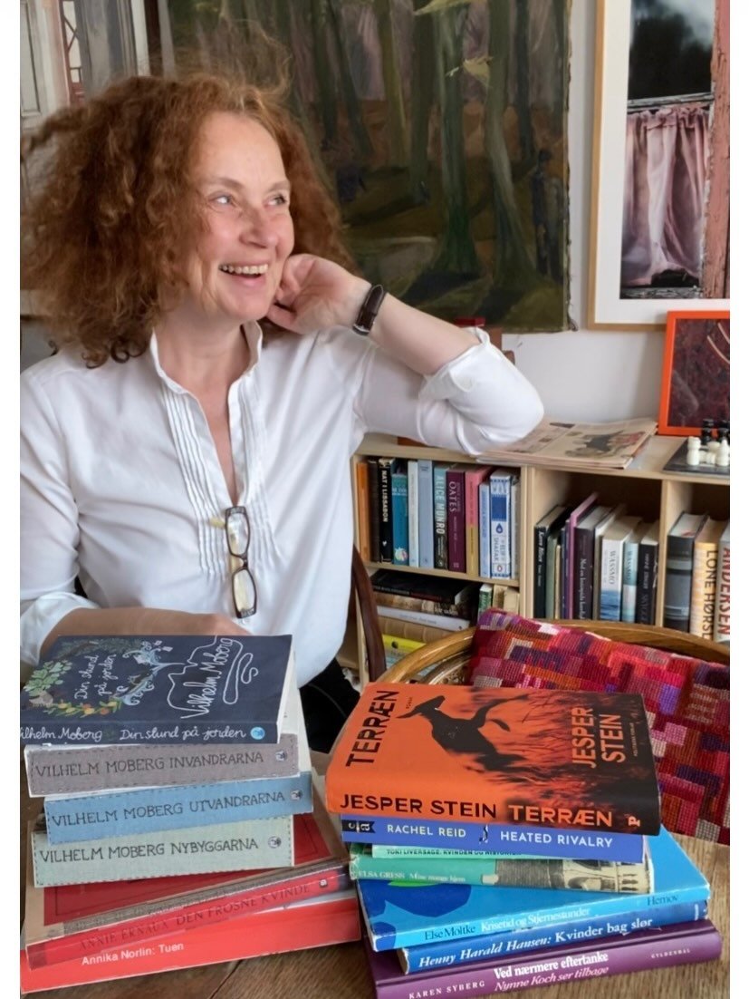Her er stakken med b&oslash;ger, jeg ikke har l&aelig;st denne sommer, der har v&aelig;ret en del mere arbejde end fri. S&aring;dan kan det g&aring;. Men et par udflugter har der v&aelig;ret tid til, s&aring; indholdet i mit arbejdsbibliotek er vokse
