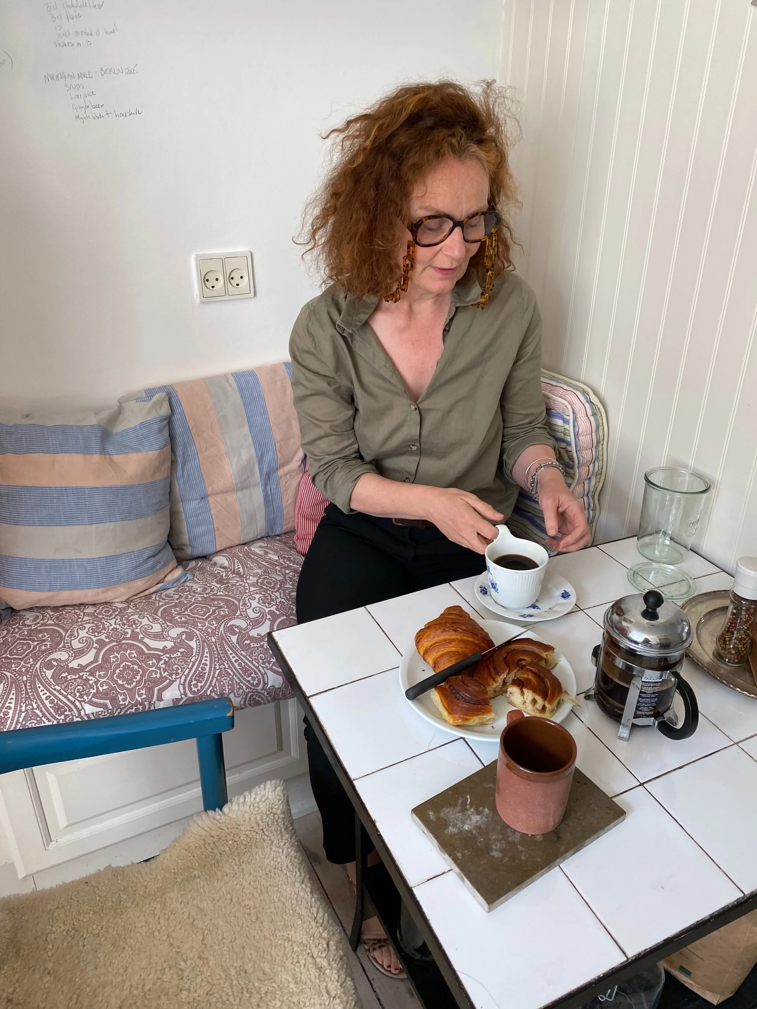 Formiddagskaffe. Intet er s&aring; godt som en lille pause i godt selskab.
Formiddagskaffe som i gamle dage,  hvor naboen eller et andet menneske dryssede forbi til kaffe og en spegep&oslash;lsemad. 
Her p&aring; fjerde blev det i ugens l&oslash;b ti