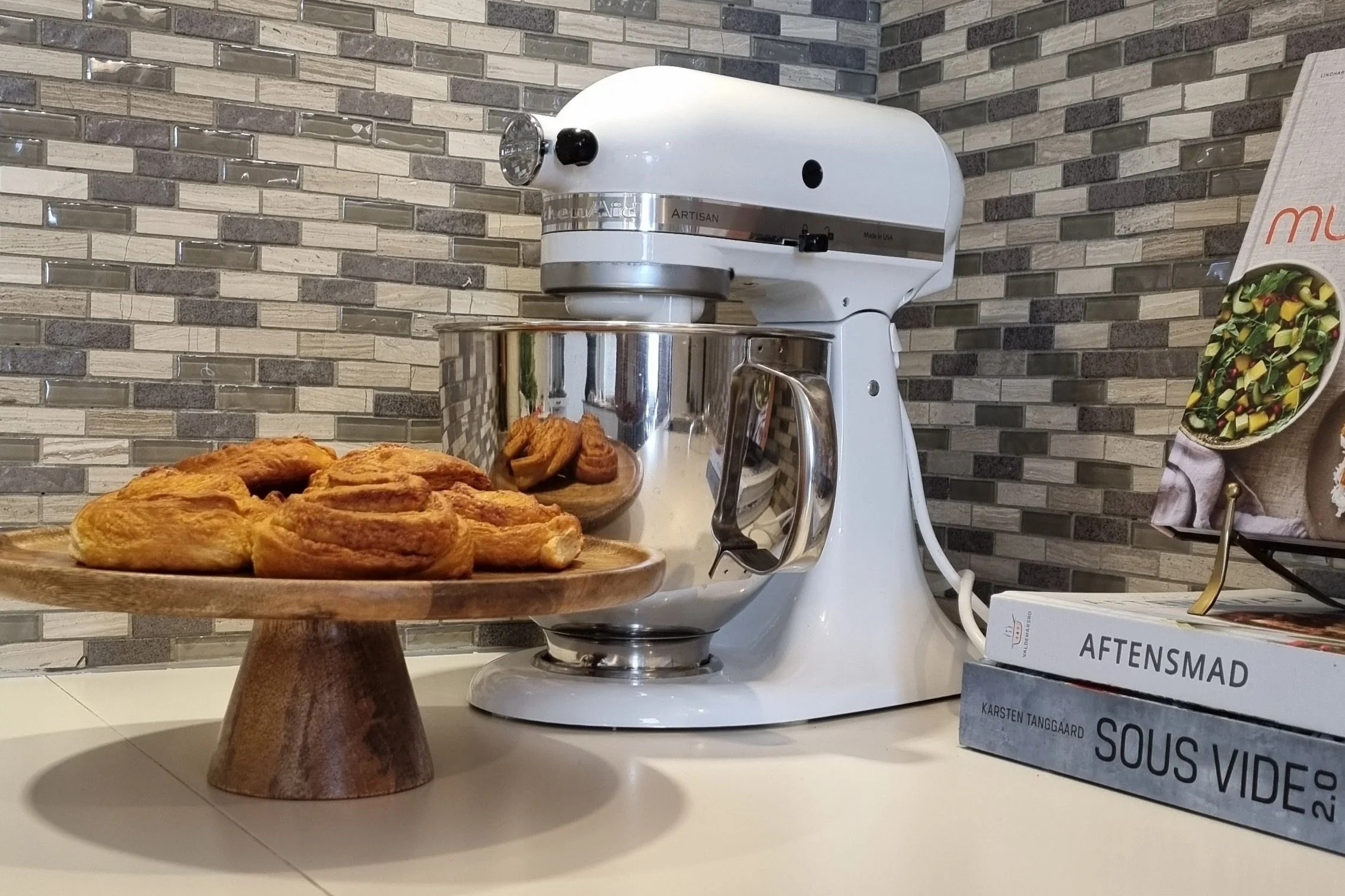 Upgrade Your Baking Game with the KitchenAid Artisan Series Mixer - A Must-Have for Your Home Décor