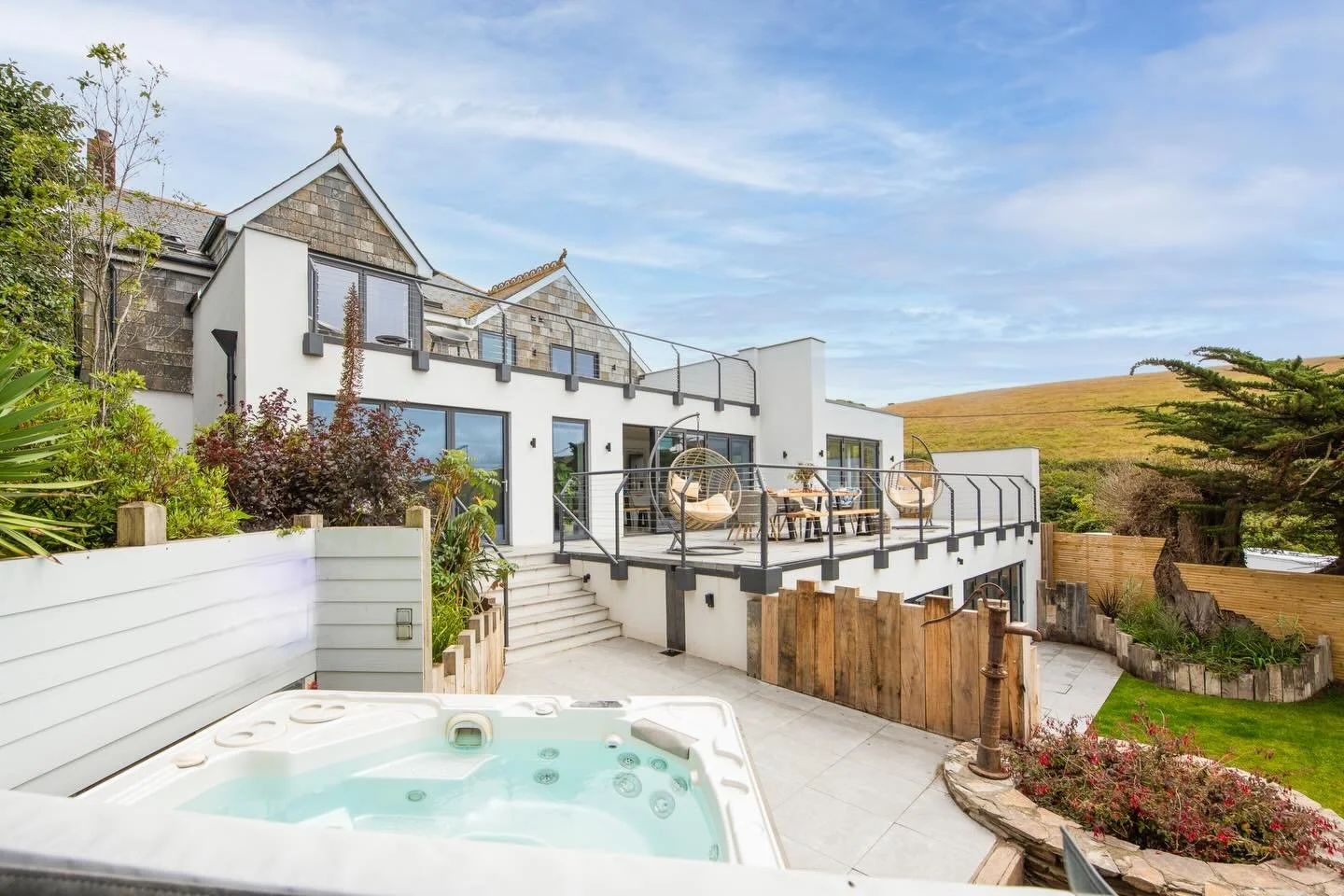 Pilates Retreat by the Sea 13th-15th March. One room left, can be a twin or double. Exquisite cuisine, fabulous location, energising and mobilising Pilates sessions and great company. What more could you want? Link in bio for more information or drop