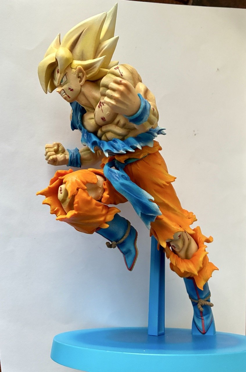 FIgurine Goku Jump 50th Repaint Zoom Side.jpeg