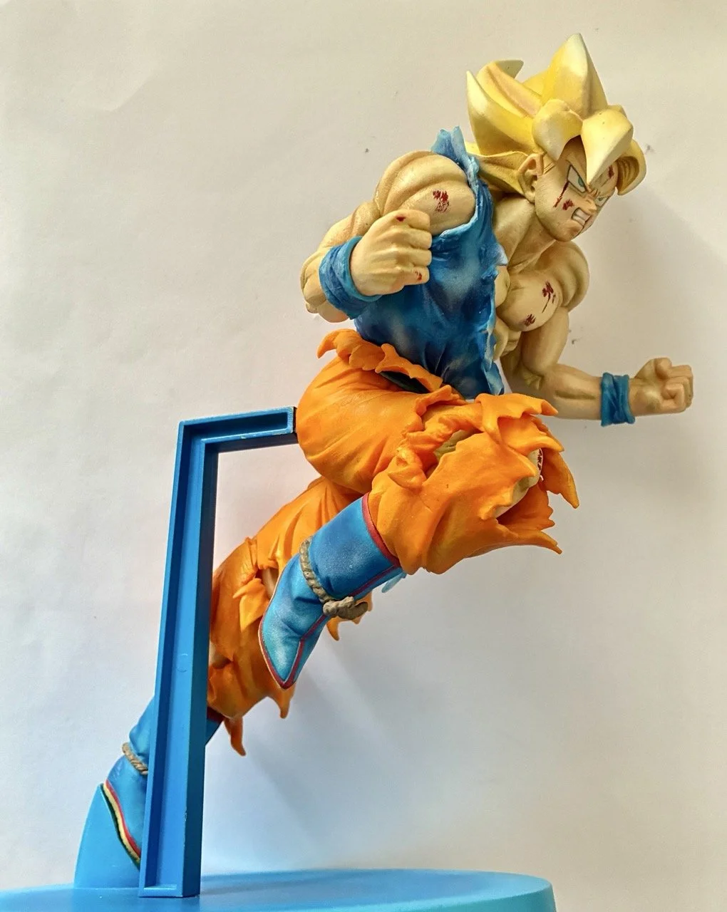 FIgurine Goku Jump 50th Repaint Zoom Side 2.jpeg