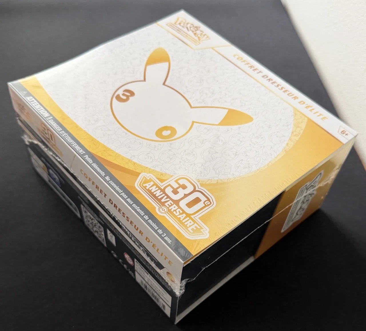 ETB Pokemon 30e anniversaire Zoom 2.jpeg