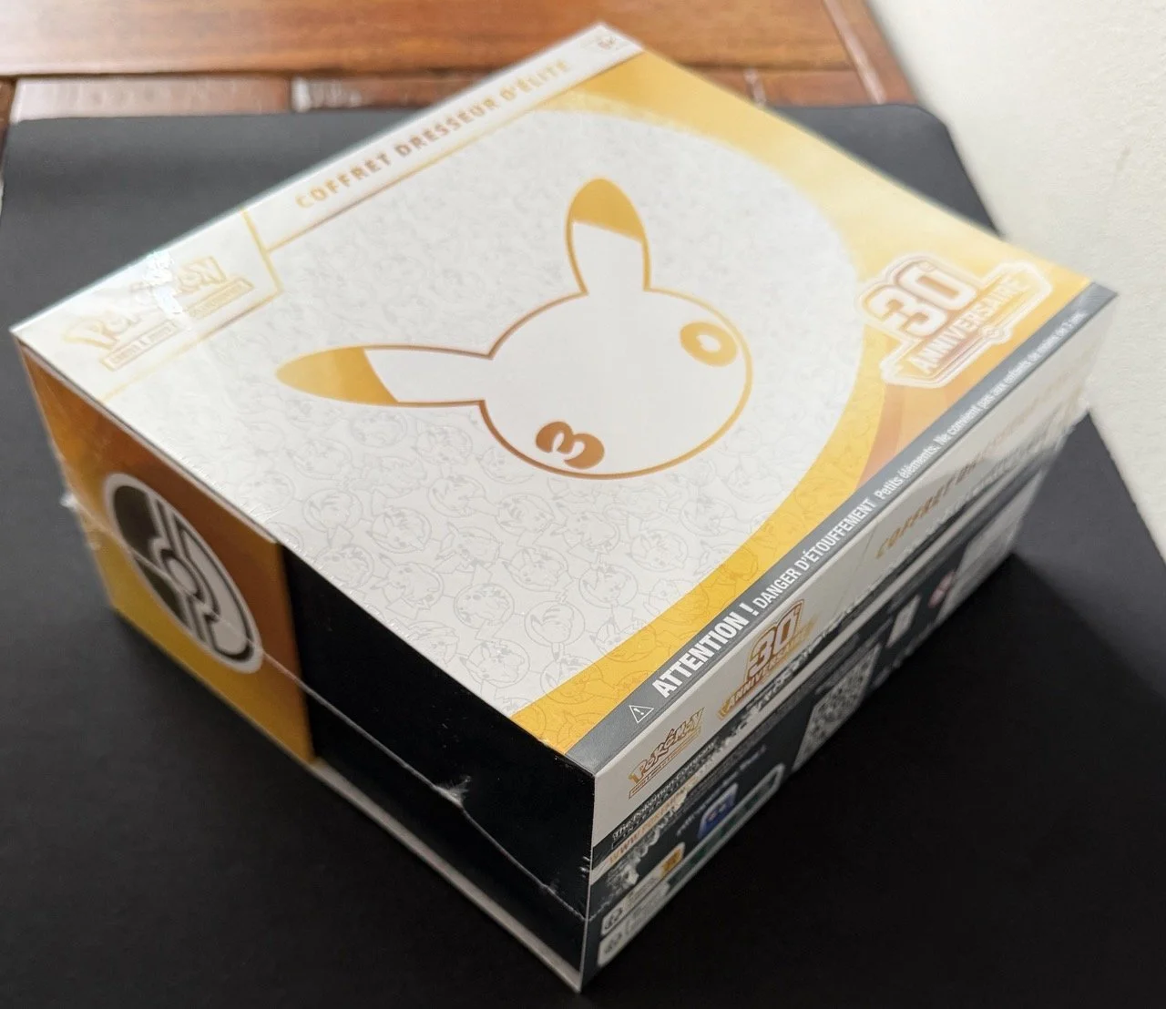 ETB Pokemon 30e anniversaire Zoom.jpeg