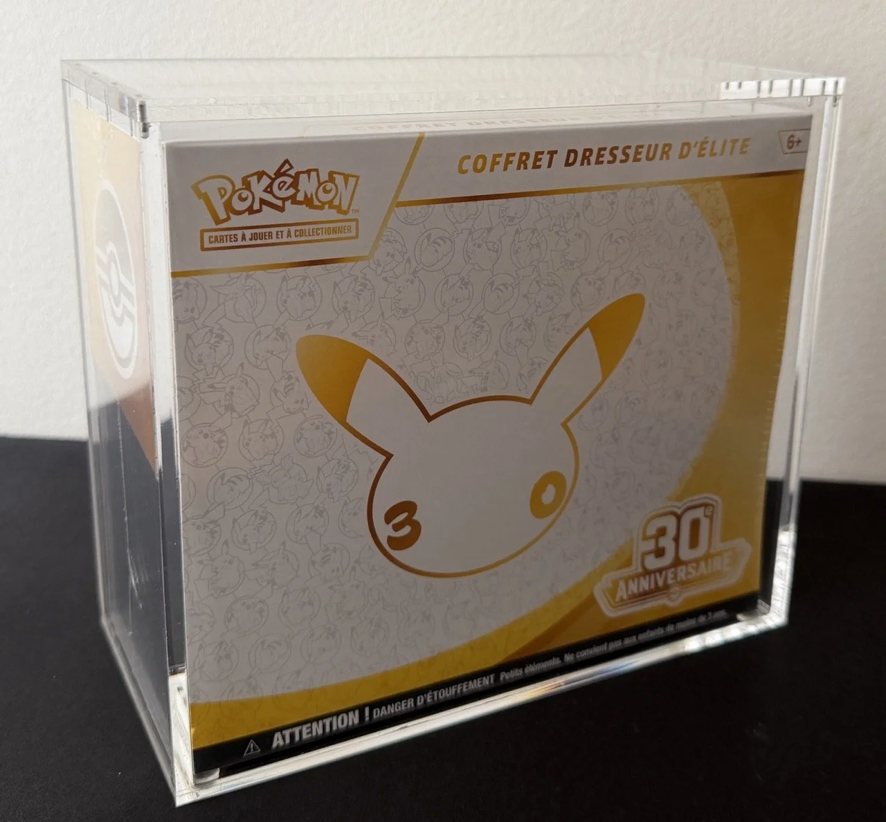 Coffret Dresseur Elite Pokemon 30th avec protectiona acrylique.jpeg