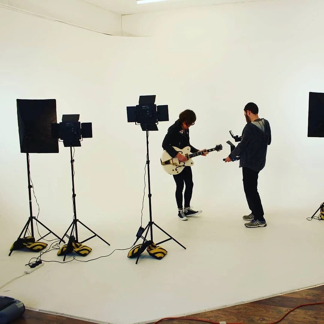 Some BTS from @matthutchingsfilm shooting in studio recently.

🎤🤟🎼
Fully equipped Studio available to hire now. Flexible hiring times. All equipment comes with studio hire fee. DM to book 
.
.
Photogrpahy and videography packages also available @p