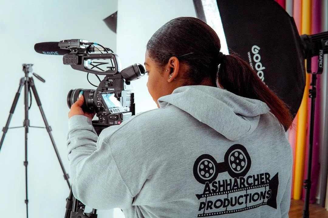 @_ashharcherproductions BTS in studio 🙌

Posted @withregram &bull; @_ashharcherproductions ✨bts✨

Photographer: @ivitafilipsone_media 

#studiohirebirmingham#photostudiohire#photostudiohirebirmingham#studiohirenearme#naturallightstudiobirmingham#nat