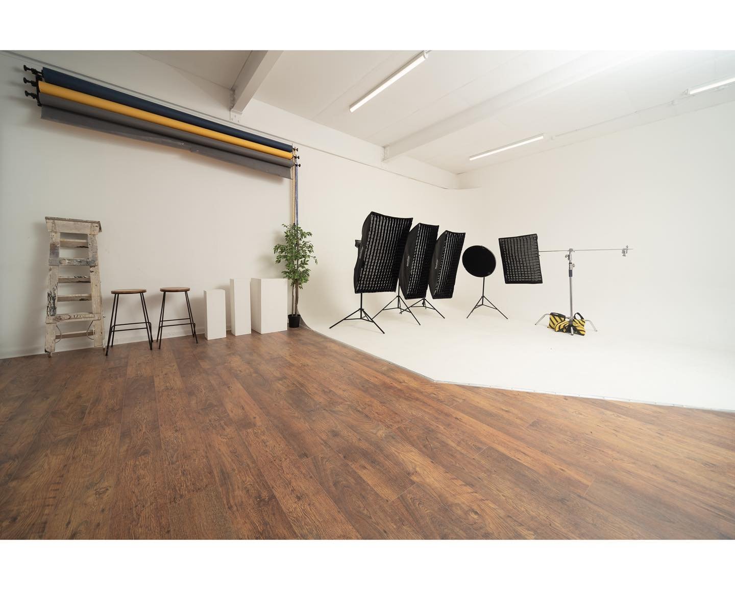 Birmingham city centre studio to hire 📸 🎥 📸 . Fully equipped studio with lighting and backdrops included with your hire. Rates start at &pound;50.00 for 2 hours. DM us to book today

Equipment list included with hire 

⬇️

2 pixa pro 600w high spe