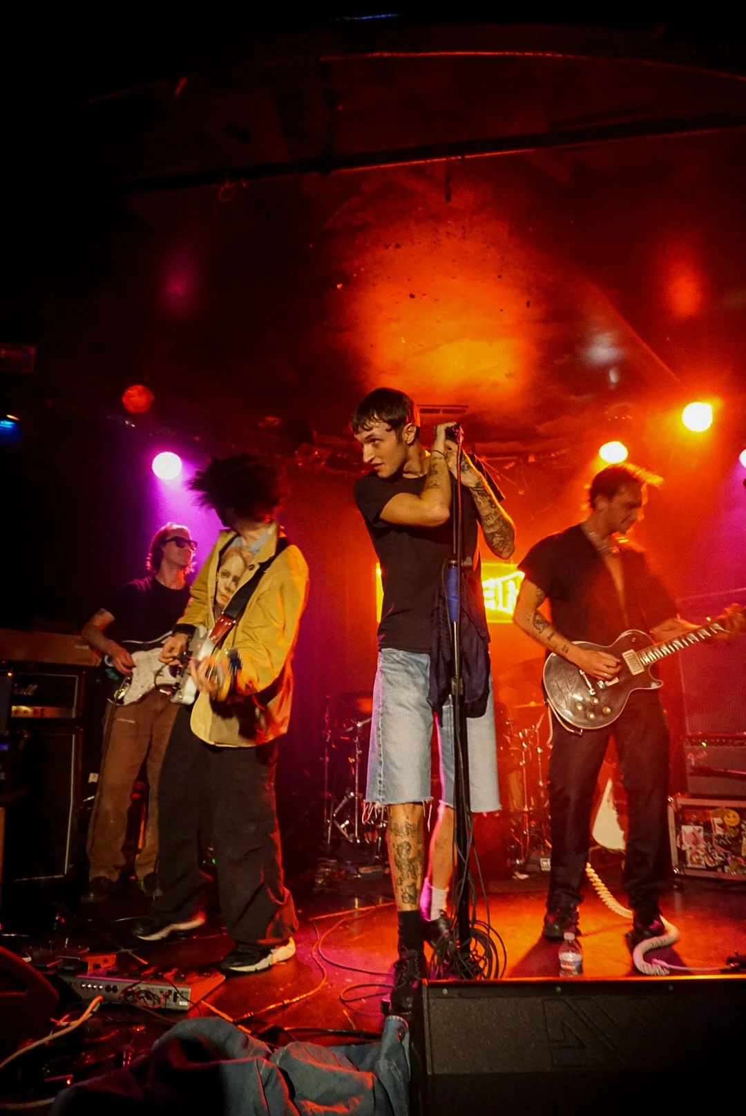 @000oswald @bad_nonno @anwarhadid 