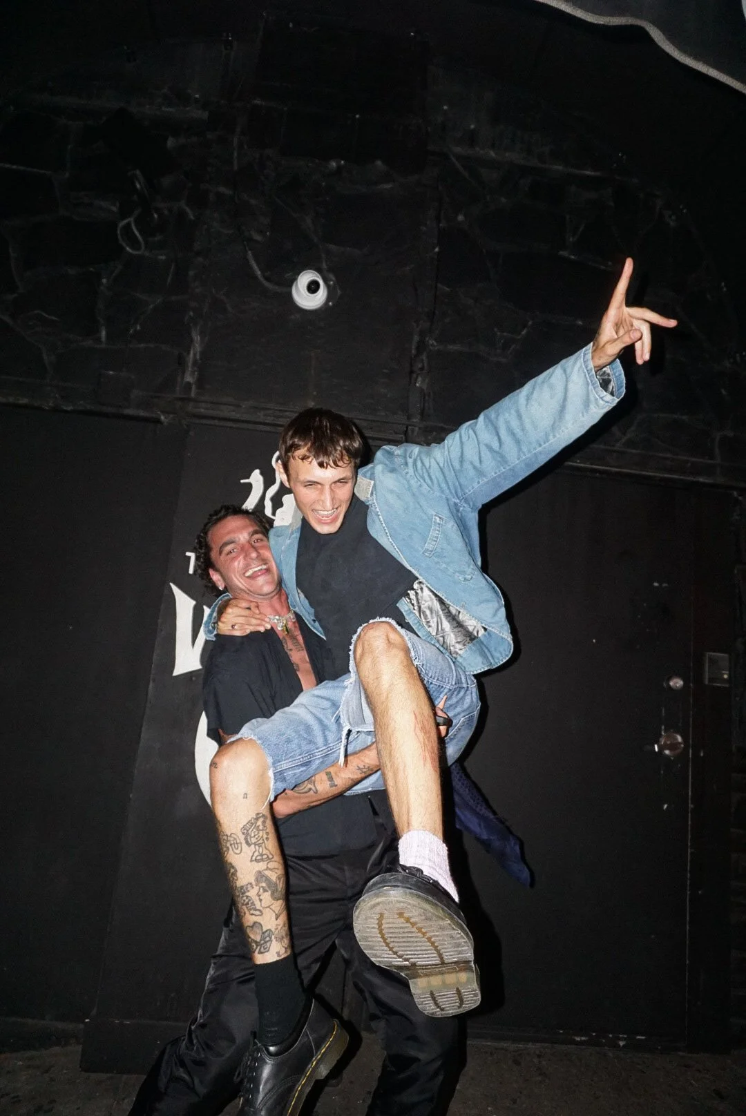 @000oswald @anwarhadid @bad_nonno the viper room