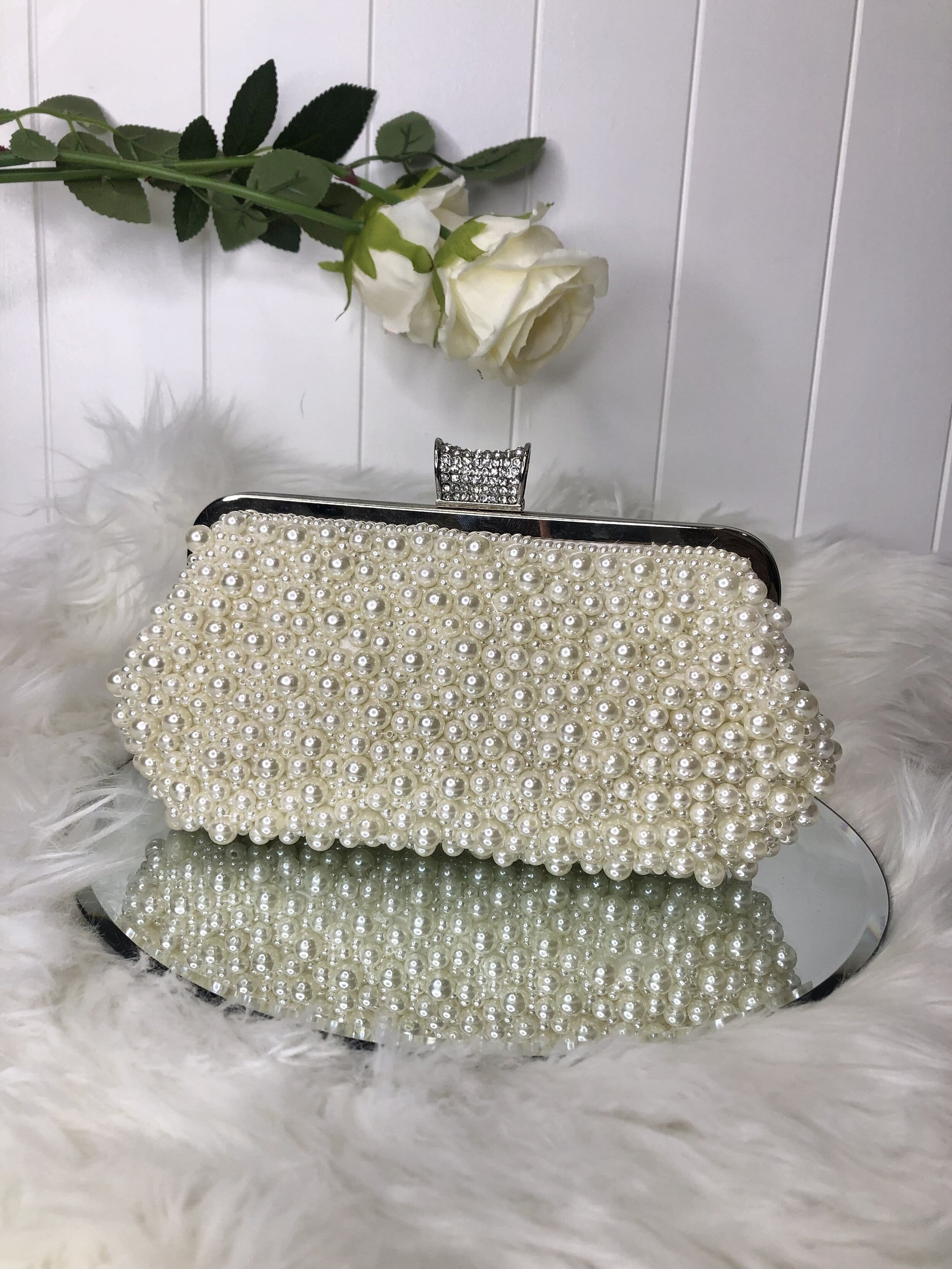 Fashionable Woman Unique White Jewelry Handbag Ladies Party Purse Evening  Bag Pearl Clutch Party Bridal Bag - China Hand Bag and Resin Clutch price |  Made-in-China.com