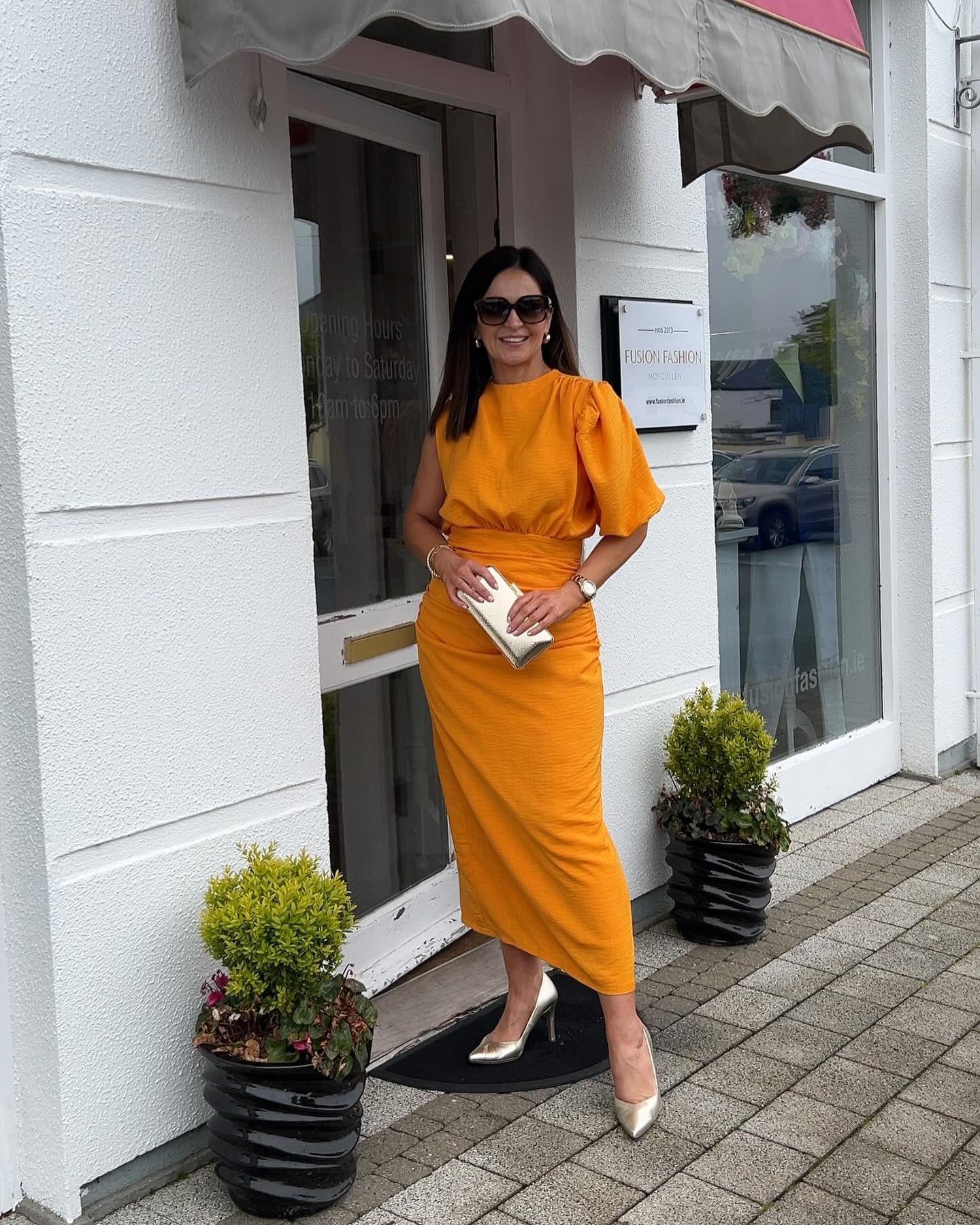 🧡🥂😎 New &euro;87&hellip;.summer vibes all the way in this Manderin colour. Love the 2 different sleeves &amp; those flattering gathers at the tummy 🤩

Orla Dress &euro;87
Lodi Gold Court &euro;155

Shop the look online , links in stories
Fiona x
