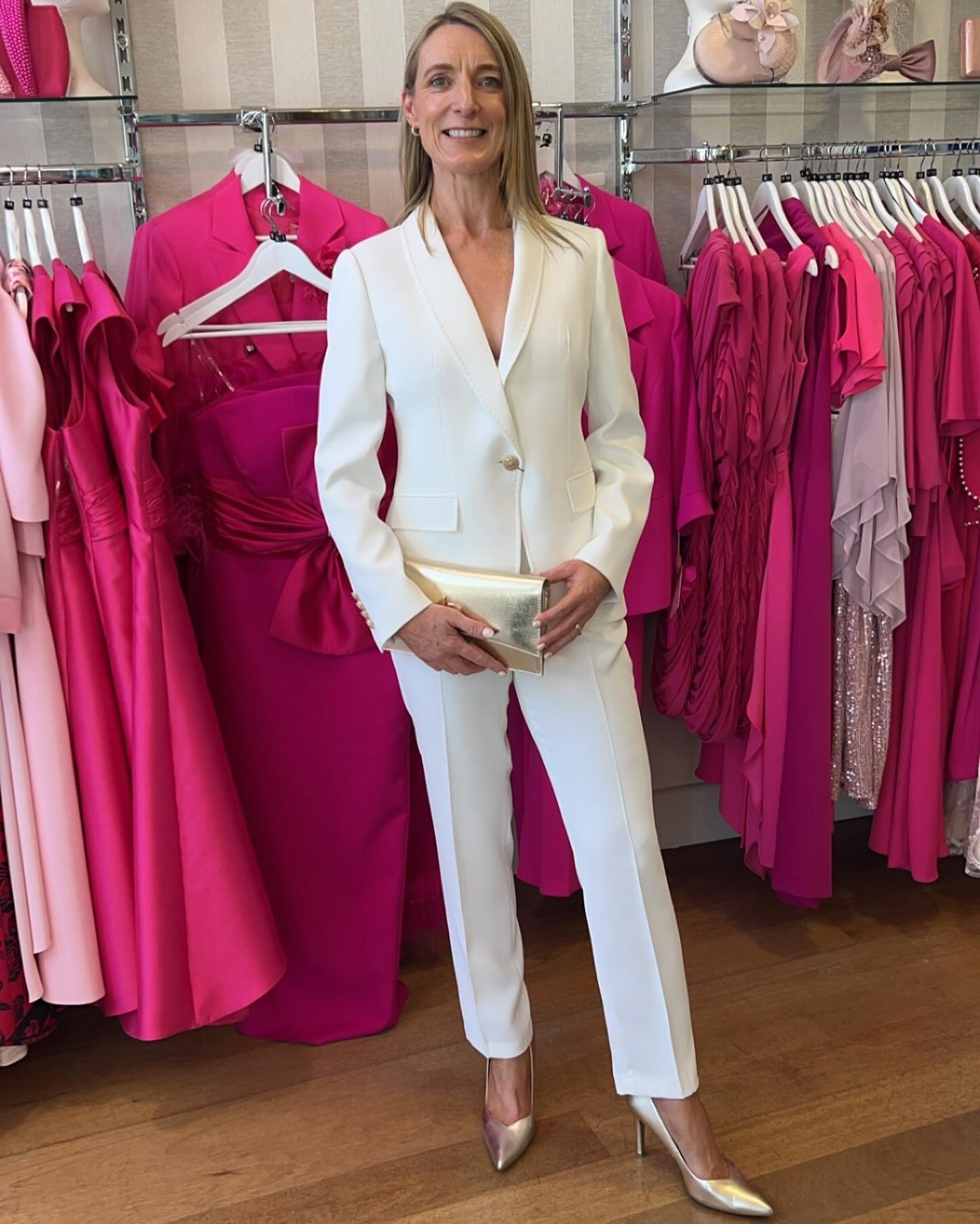 🥂🤍✨ New&hellip;Classic White Tailored Suit. 
You can never go wrong for that special event or corporate event in a white suit. This style is tailored so well and the fabric is 👌

Lottie Suit &euro;344

Shop online now or visit us in store
Fiona x
