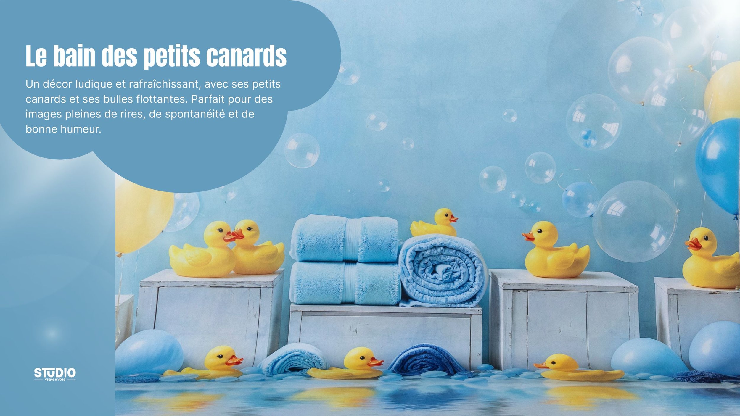 Une scène décorative de bain avec plusieurs canards en caoutchouc jaunes flottant sur l'eau, accompagnés de ballons et de serviettes bleues, dans un décor bleu avec bulles de savon. Séance photo en Valais pour enfants