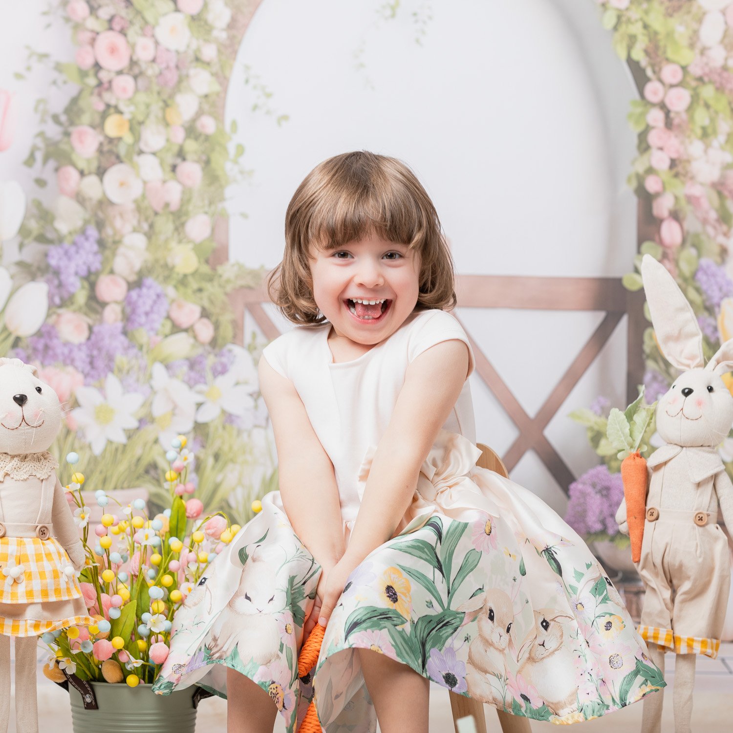 Photographie d'enfants lors du mini shooting de Pâques au studio Viens et Vois
