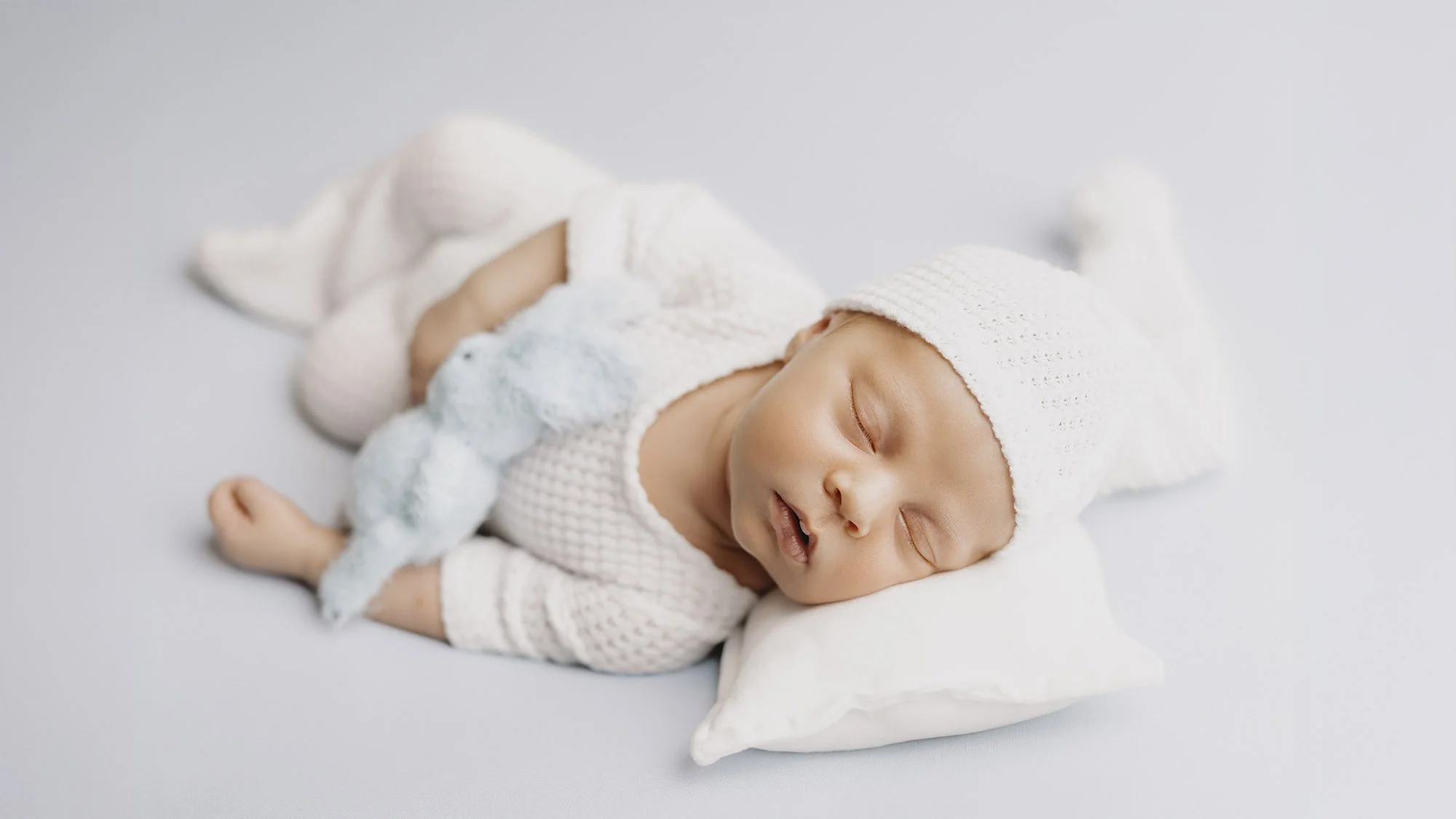 Un béb lors d'une séance photo pour nouveau-né au studio à Chalais - Valais - Suisse