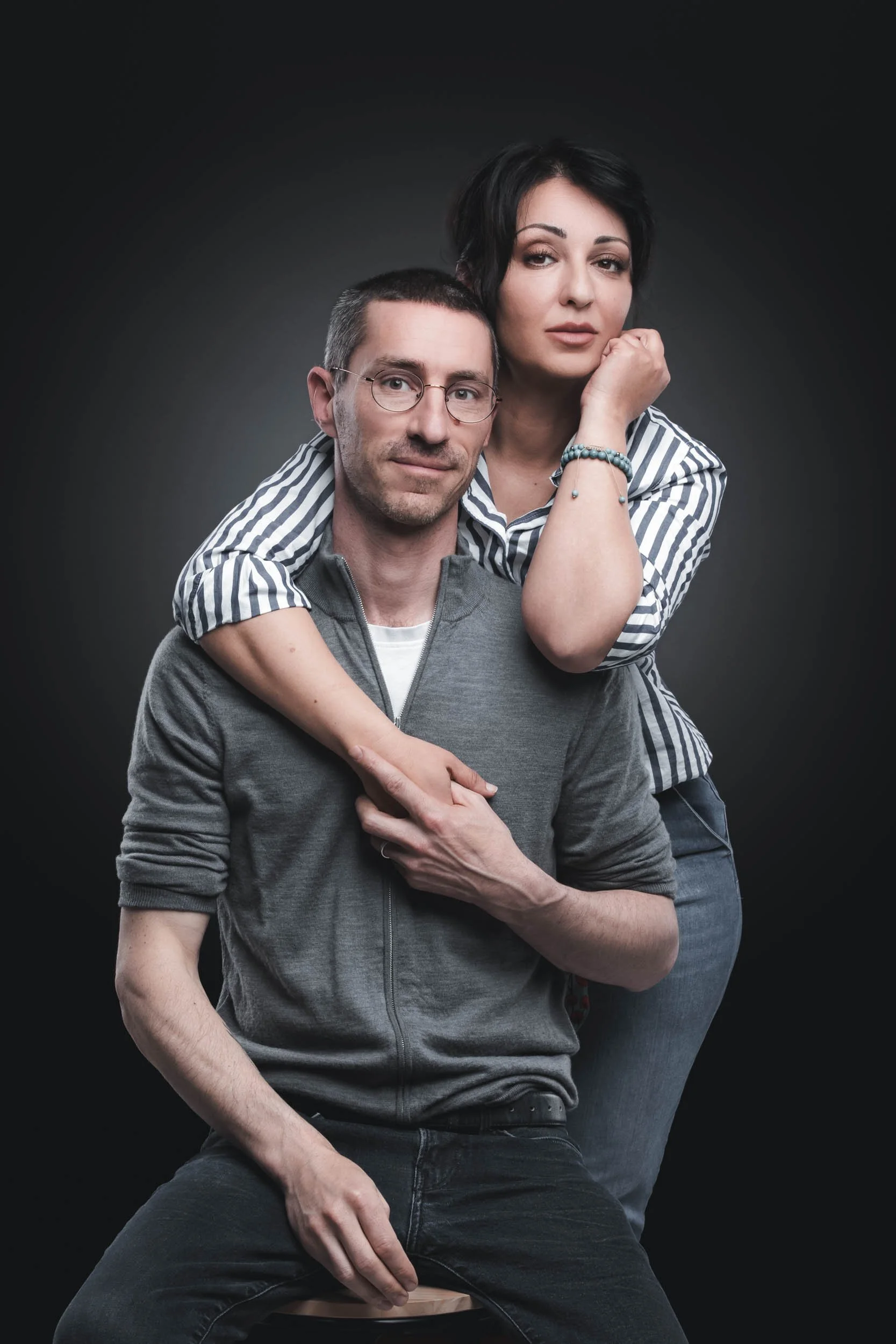 Photographie d'un couple d'amoureux au studio Viens et Vois à Chalais.