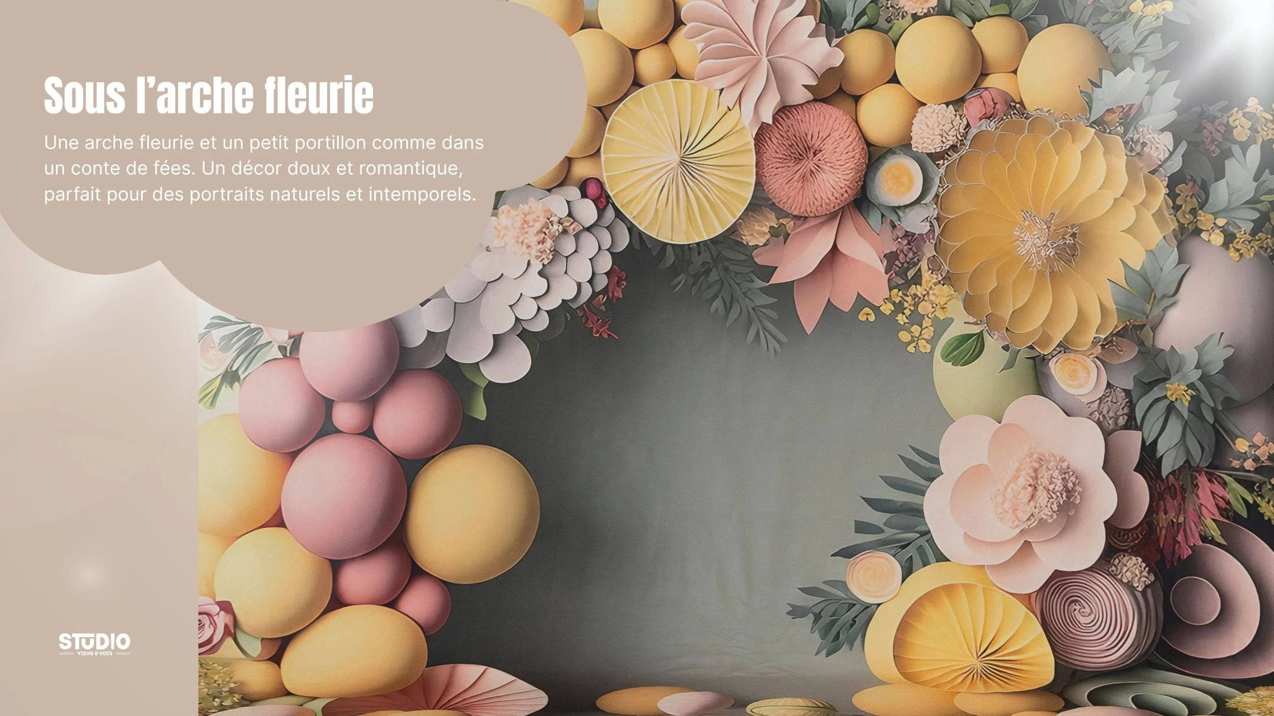 Une décoration florale composée de diverses formes, couleurs et textures, créant une arche fleurie avec des roses, des boules, des feuilles et d'autres éléments naturels dans des tons pastel et chauds. Séance photo en Valais pour enfants