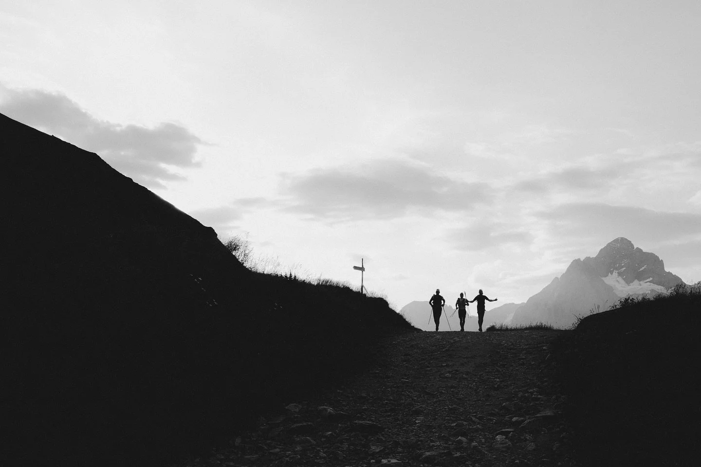 The way I see things. | @eigerultratrail 

#trail #trailrunning #ultratrail #sportsphotography #running #grindelwald #switzerland #mountains #silhouette #playingwithlight