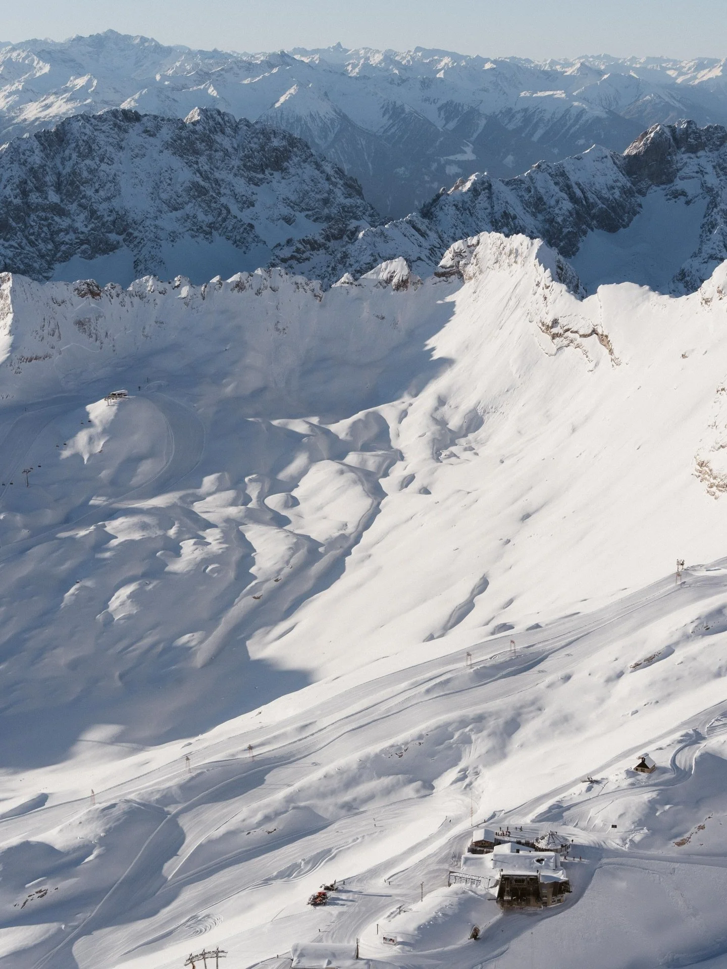 Some side shots during my work for @zugspitze.de 🤍 

#topofgermany #mountainviews #ski #snowy #garmischpartenkirchen