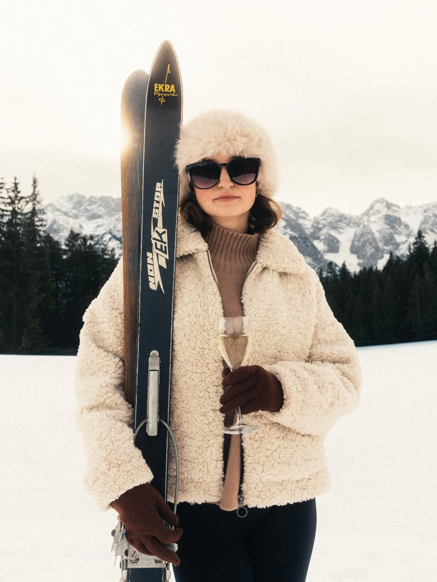 &hellip;wenn 3 Laura&lsquo;s f&uuml;r @zugspitze.de am Werk sind. 🥰

Konzept: @laura.kanis 
Model: @lauraa.schrimpf 
Fotograf: It&rsquo;s a meeeeee 

#garmischclassic #mountainviews #ski #vintage #style