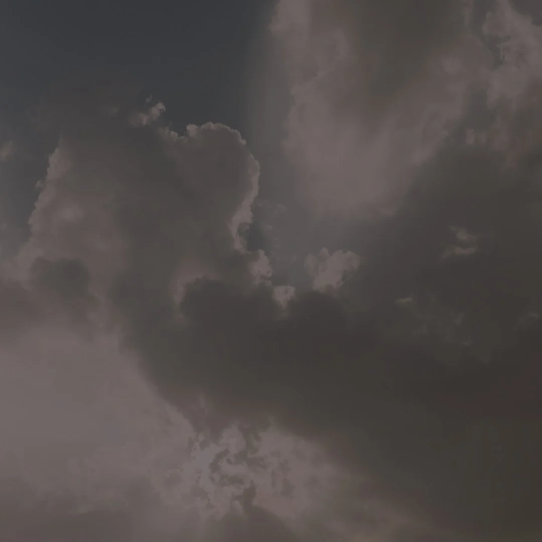 Düstere Wolken am Himmel während eines Sturms oder einer Regenzeit.