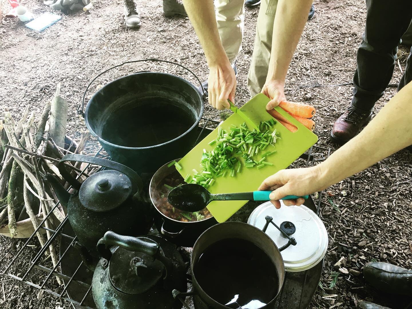 Everyone got involved with making lunch at our Introduction to Ecotherapy course today. Fresh nettles foraged from the site made a welcome addition to the soup. Thanks everyone for a great day 🌞  #ecotherapy #ecotherapytraining #natureconnection #le