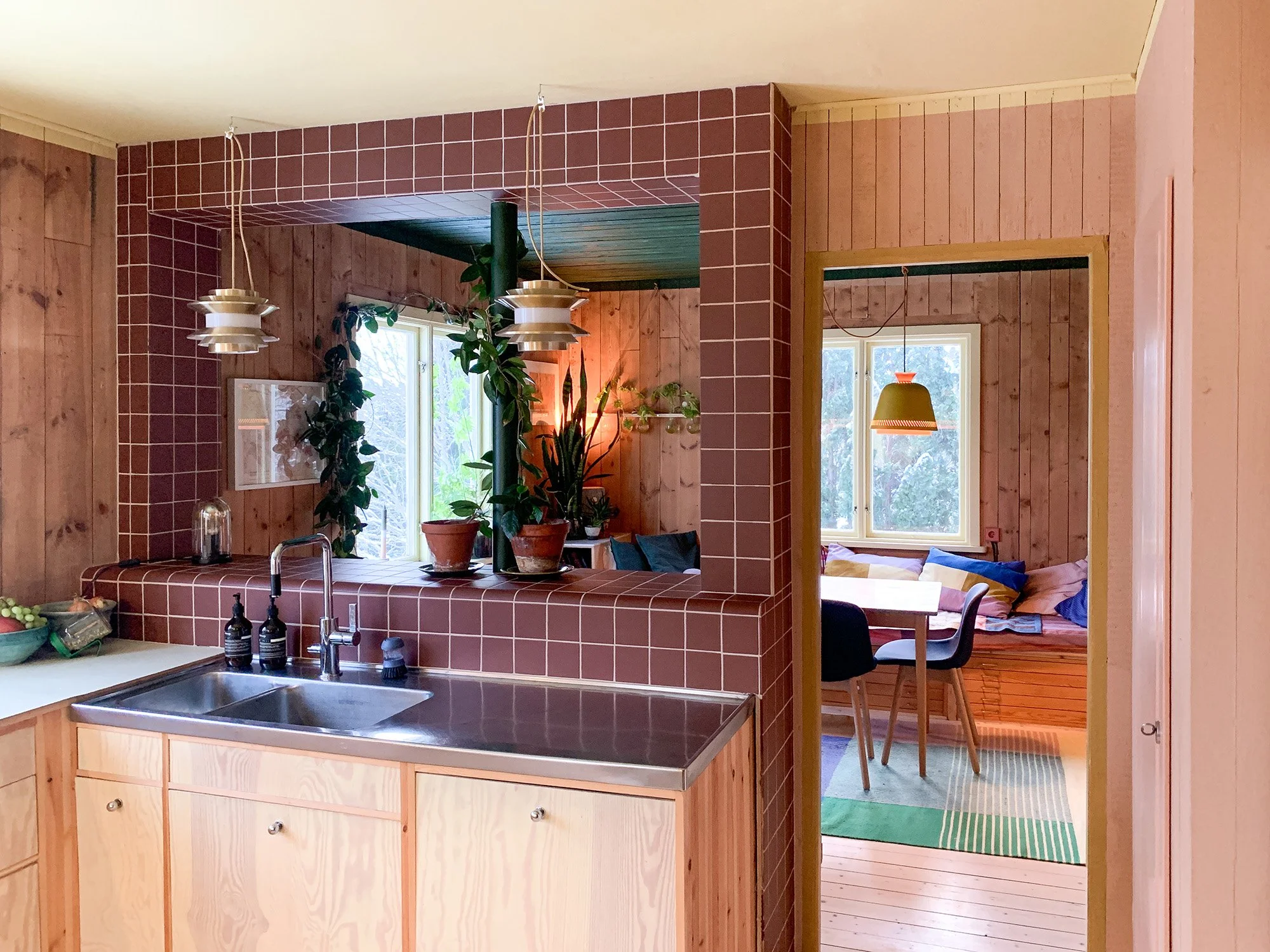 Delningsvillan, den st&ouml;rsta f&ouml;r&auml;ndringen som gjordes var att ut&ouml;ka k&ouml;ket och &ouml;ppna upp v&auml;ggen f&ouml;r att f&aring; en visuell kontakt mellan k&ouml;k och matplats. En kaklad b&auml;nk delar av rummen, en perfekt pl