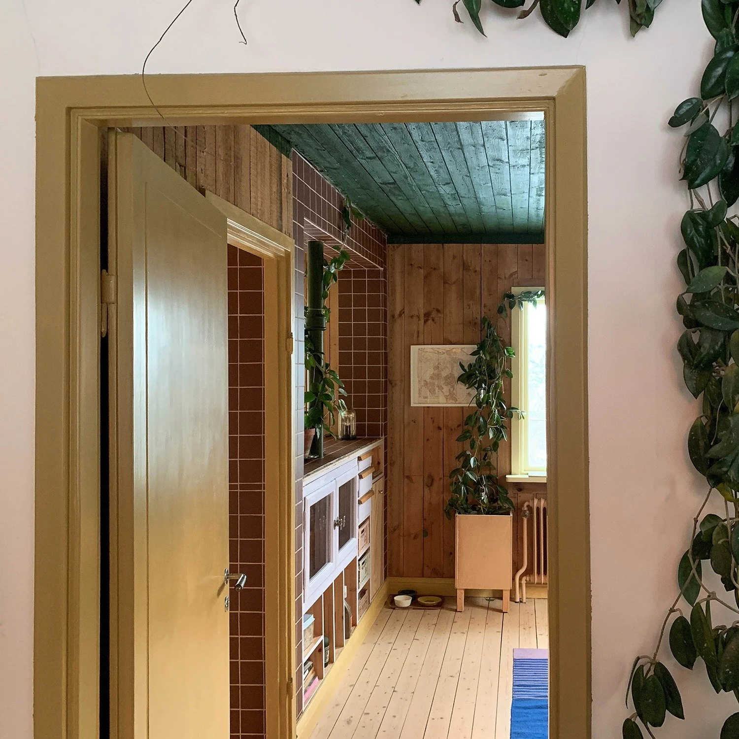 En viktig del av delningsvillan har varit att f&auml;rgs&auml;tta rummen, och att kul&ouml;ren hj&auml;lper till med att styra st&auml;mningen. Matplatsen med sitt kraftigt gr&ouml;na tak, tr&auml;rena v&auml;ggar, och pigga f&ouml;rvaringsm&ouml;ble