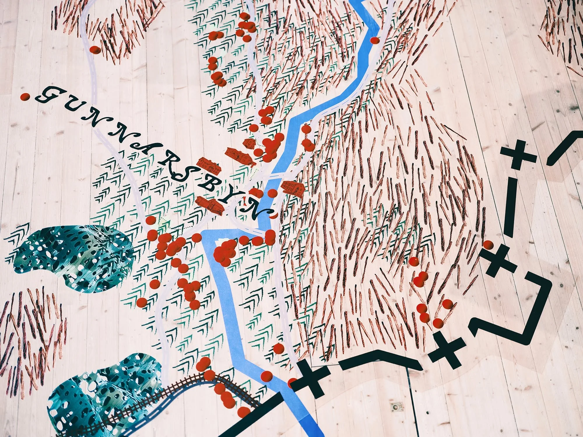 Fr&aring;n utst&auml;llningen p&aring; ArkDes. Hus med l&aring;g nyttjandegrad finns i attraktiva l&auml;gen. T&auml;nk om vi kunde anv&auml;nda allt vi byggt innan vi exploaterar ny jungfrulig mark. 
Foto: Oskar Omne, CCBY