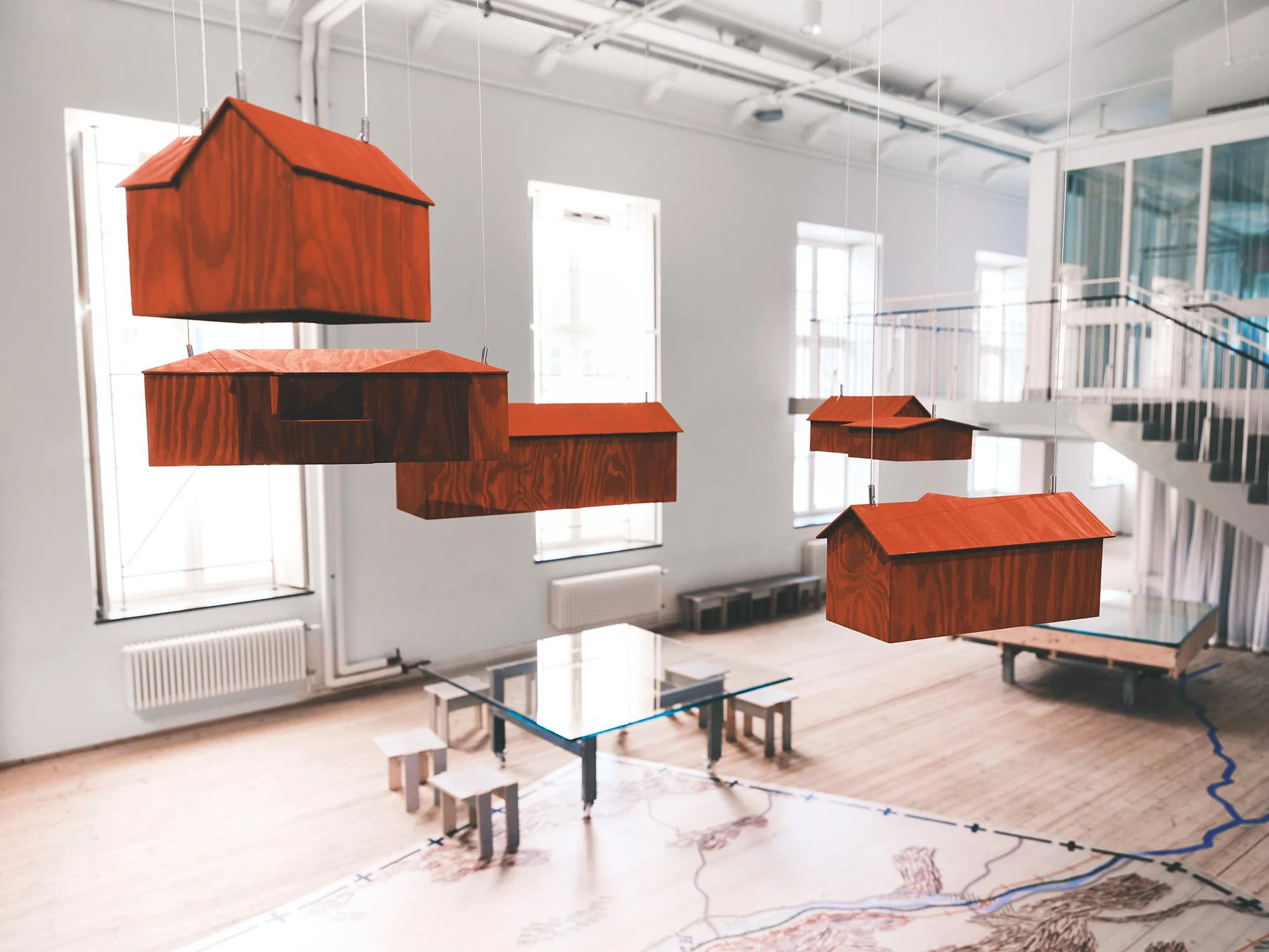 P&aring; vissa platser r&aring;der bostadsbrist samtidigt som hus st&aring;r tomma &ndash; hur g&aring;r det ihop? Hur kan hus och m&auml;nniskor hitta varandra? Och vilken roll kan det redan byggda spela i framtidens samh&auml;llen? 
Husen vi invent