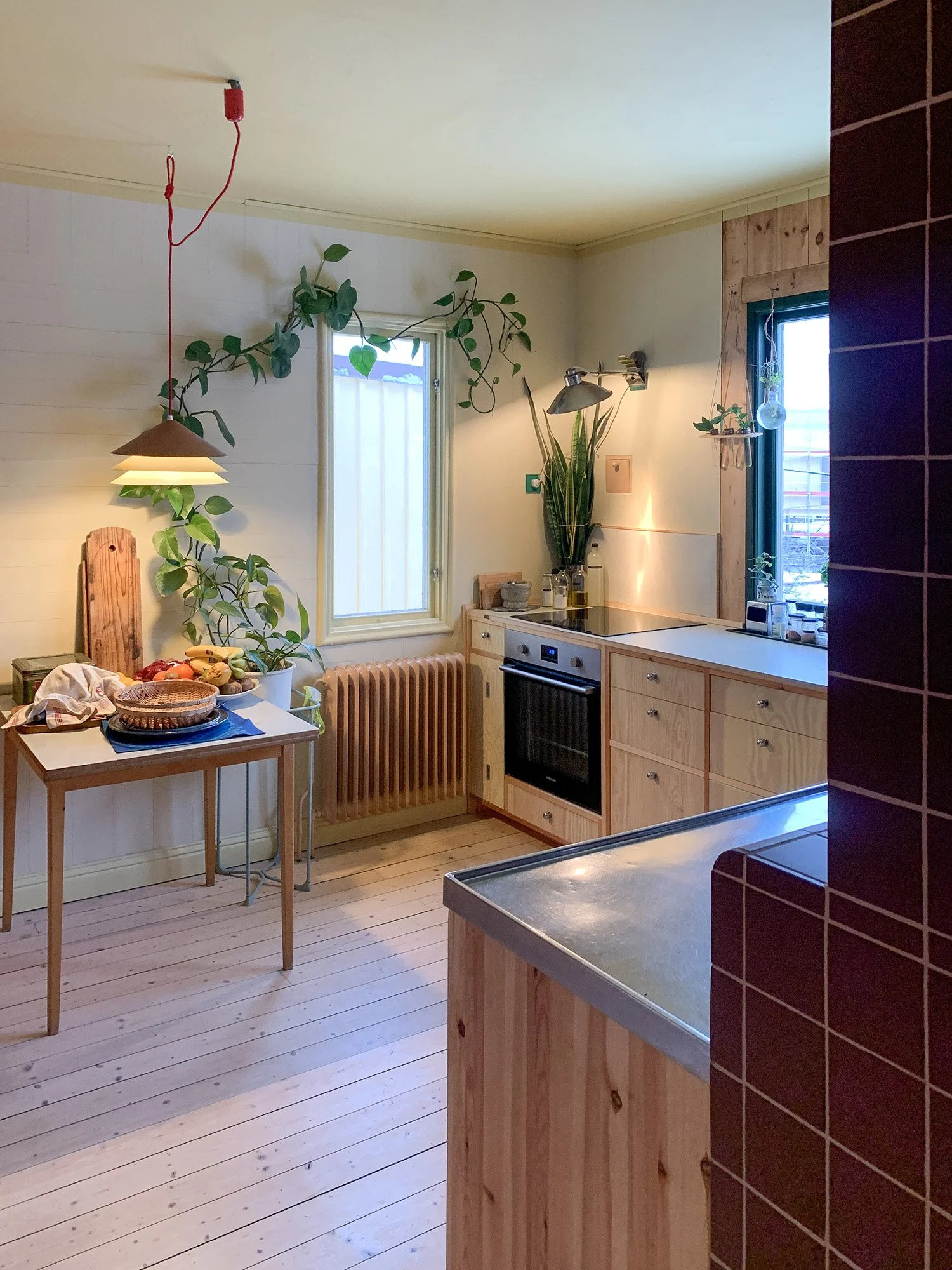 K&ouml;ket i delningsvillan, en blandning mellan nytt och gammalt. Vi har valt att spara s&aring; mycket som m&ouml;jligt av ursprungsmaterialen, och gjort en "renovering-light", en medveten f&auml;rgs&auml;ttningen g&ouml;r det till en hel