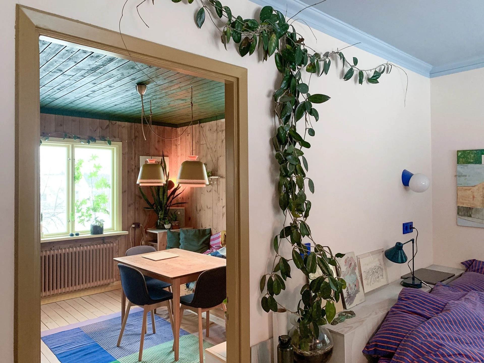 Delningsvillan &auml;r nu inflyttad! F&auml;rgvalen &auml;r utvalda f&ouml;r att ge ett personligt, trivsamt, varmt intryck. Kraftiga klu&ouml;rer och glada toner. 

#delningsarkitektur #sm&aring;hus #delahem #delningsbostad #delningsvillan #suffienc