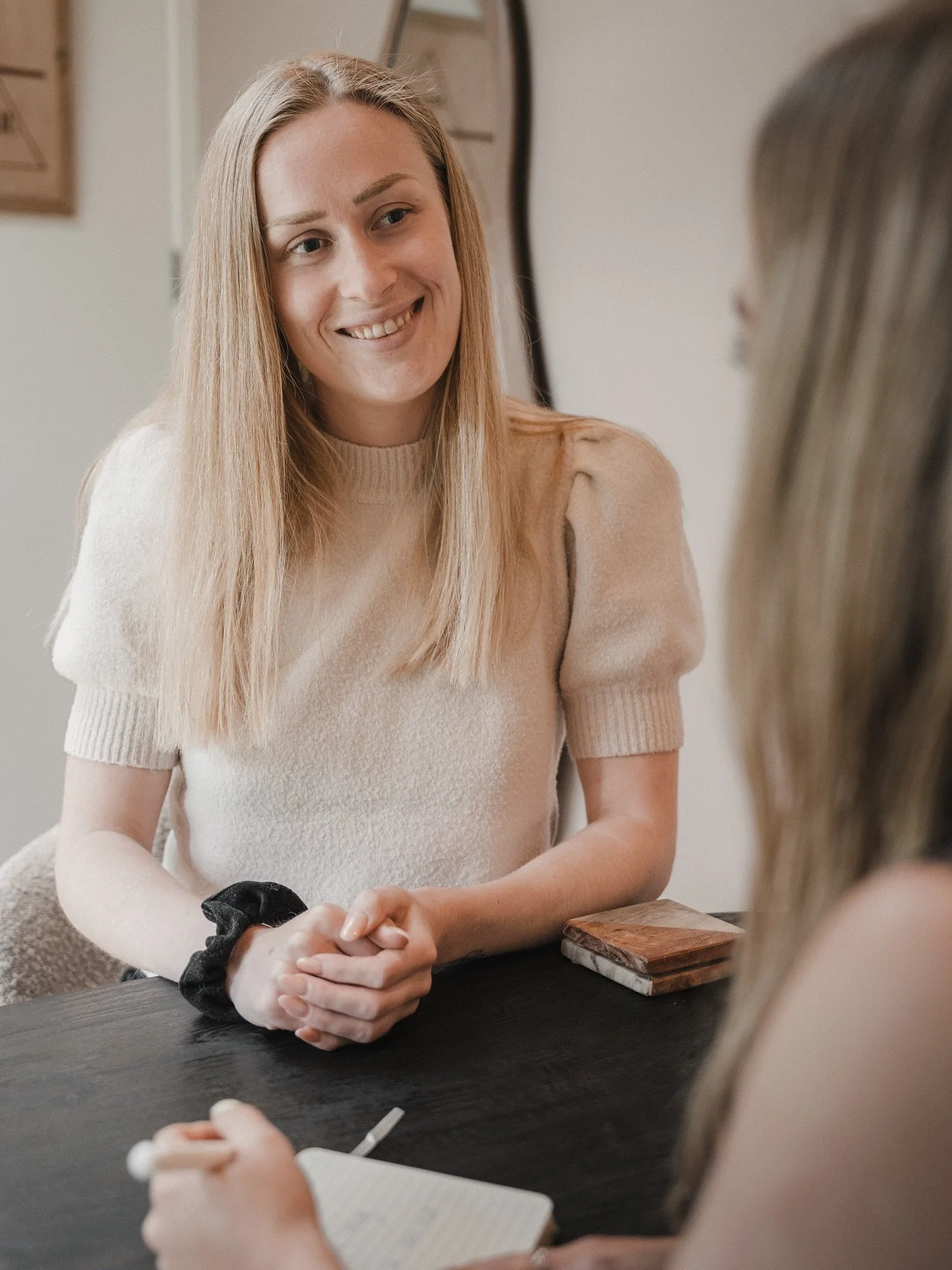 𝕍𝕖𝕣𝕥𝕣𝕠𝕦𝕨𝕖𝕟 𝕚𝕤 𝕕𝕖 𝕓𝕒𝕤𝕚𝕤 𝕧𝕒𝕟 𝕒𝕝𝕝𝕖𝕤 ❤️

In coaching is het belangrijk dat je je veilig en gezien voelt. Alleen dan kun je echt gaan voelen wat er speelt, en van daaruit nieuwe keuzes maken.

Ik geloof dat verandering alleen ka