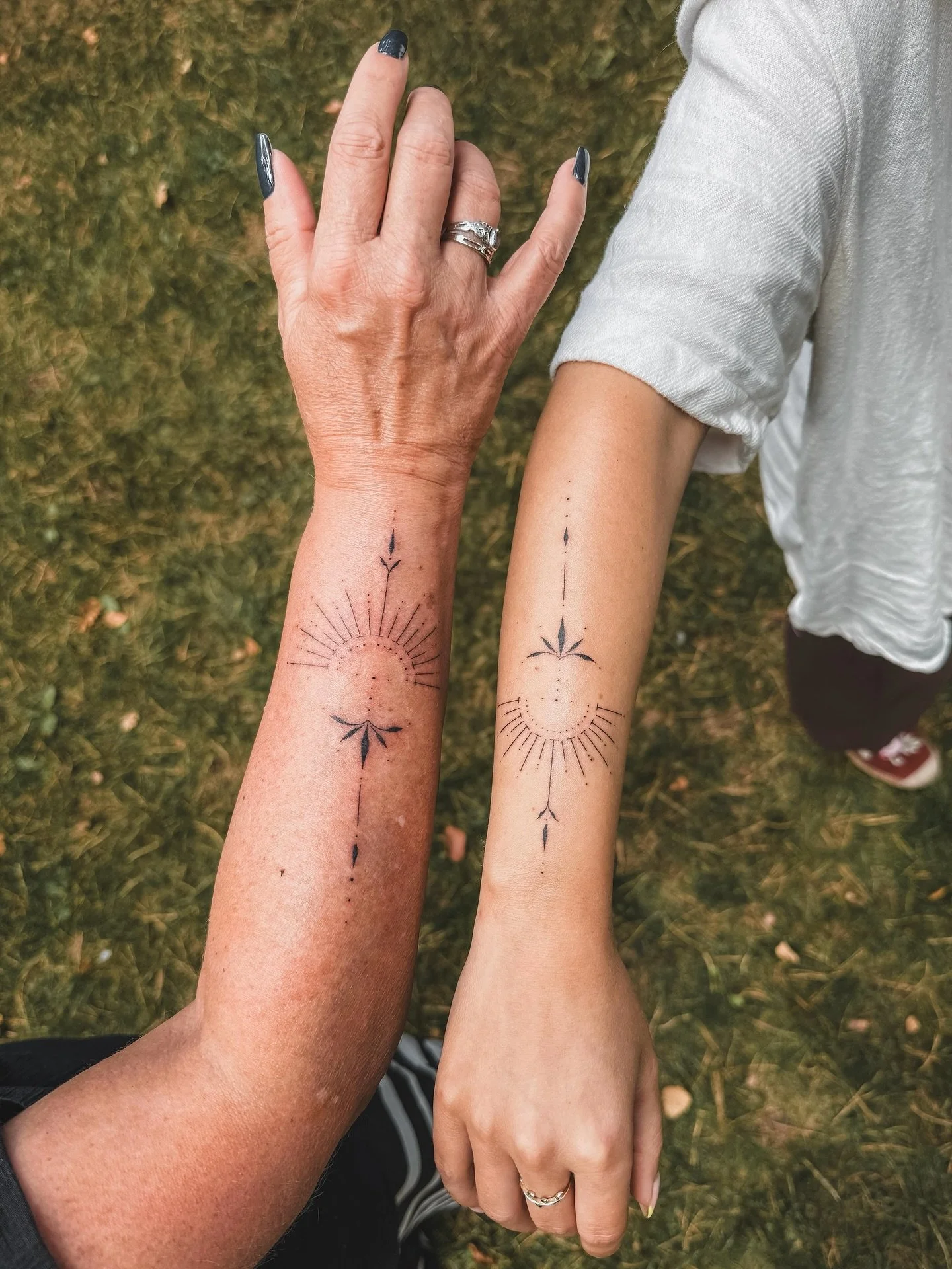 ℍ𝕖𝕥 𝕝𝕚𝕔𝕙𝕥 𝕚𝕟 𝕞𝕚𝕛 𝕚𝕤 𝕙𝕖𝕥 𝕝𝕚𝕔𝕙𝕥 𝕚𝕟 𝕛𝕠𝕦 ✨

Door het dragen van dezelfde zon worden wij altijd herinnerd aan onze diepe verbondenheid als moeder en dochter.

Moge dit licht ons de juiste weg wijzen, ons kracht geven en ons telk