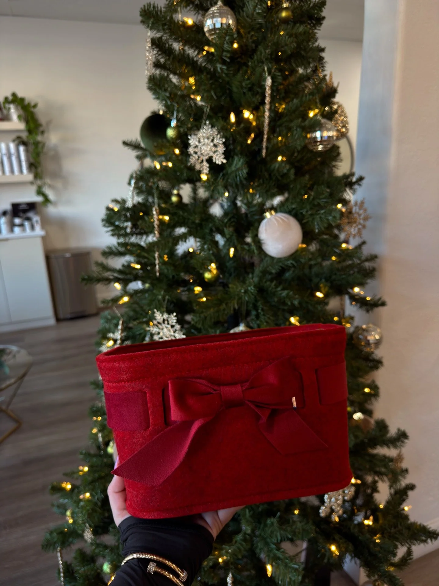 Who is ready for a holiday giveaway? 🎁
This is our biggest one yet and we cannot wait to share it with you. All the details will be announced tomorrow on 12/3. What hair care products are you hoping to see included? 🤔

#sandiegosalon
#sandiegohair
