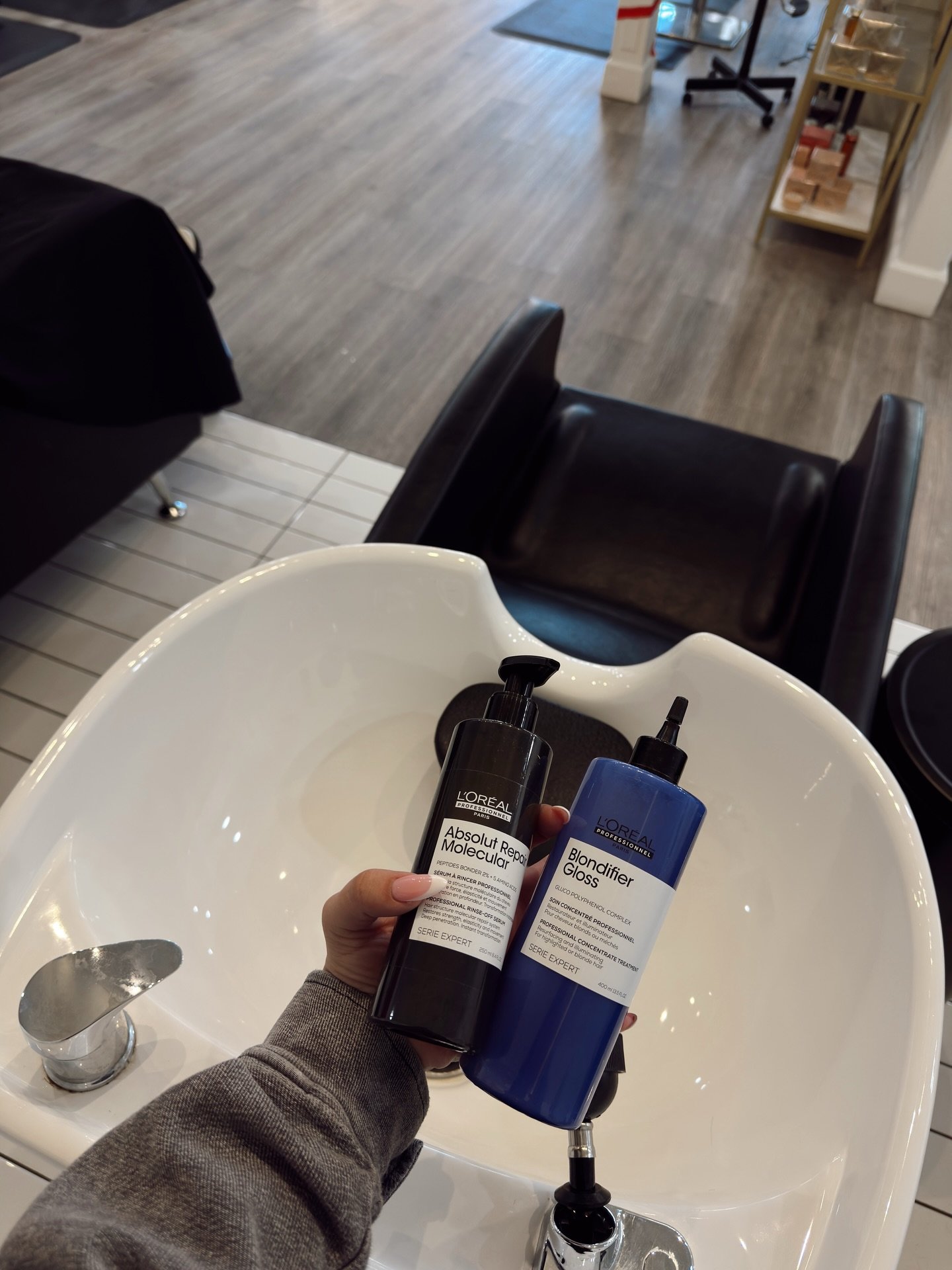 Surprise L&rsquo;Or&eacute;al Professionnel treatment day at Adorn 🥰
Our beautiful clients enjoyed a complimentary conditioning treatment and left feeling extra pampered ✨
Huge thank you to @mikal_james_pro for making today happen. We love you 🤍