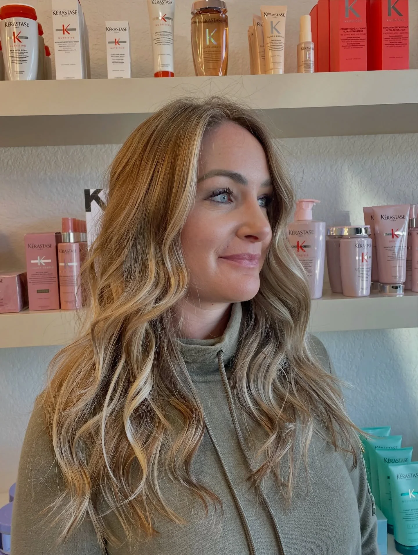 Your sign to go lighter without the chaos!
Hand painted, blended, and made to grow out pretty💕
Swipe for the before ➡️

Hair by @misv_hair 🫶🏼
#lamesasalon #sandiegohair #luxuryhaircolor #lorealpro #sandiegohairstylist